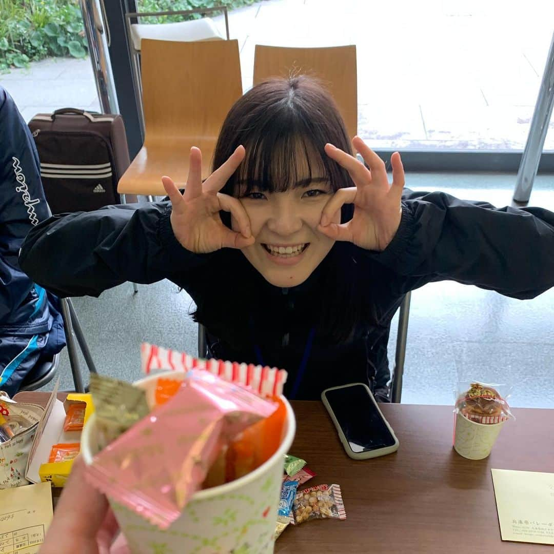 早坂梢依さんのインスタグラム写真 - (早坂梢依Instagram)「おはようございます♩ 神戸大会もたくさんの応援ありがとうございました！ 開幕6連勝いぇいっ✌️⭐️ #5勝目写真 #6勝目写真 #動画 #さんちゃんに会えました #嬉しすぎた可愛すぎた💓 #ゆりえの控え室のスミスキー #あすかやばい #飛べなさそうすぎるころのインスタ映え #ハーバーランド #神戸素敵 #神戸よかとこ #densoairybees #vリーグはバレーだよ  #volleyball  #久光製薬スプリングス #ヴィクトリーナ姫路 #デンソーエアリービーズ #densoairybees #followme」11月11日 7時56分 - kozue_hayasaka