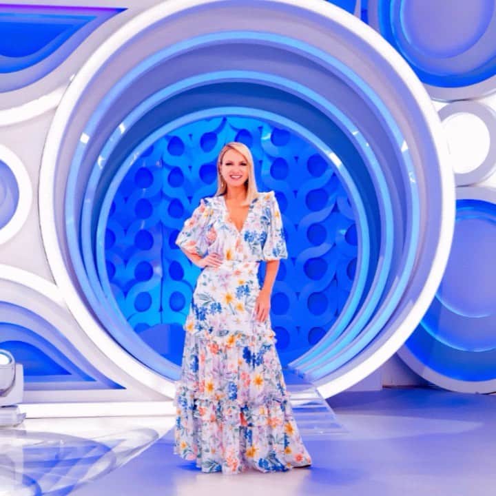 Eliana Michaelichin Bezerraのインスタグラム：「Orgulho em fazer um programa que coloca sempre pra cima todos os convidados, respeitando suas diferenças e enaltecendo o que cada um tem de melhor para compartilhar. Que alegria ter vcs comigo mais um domingo. Obrigada pela vice-liderança SP!! Em nome de toda a minha dedicada equipe, muitoooo obrigada!!!!!! Uma semana abençoada e um beijo na família diretamente da Turquia 🇹🇷. #programaeliana10anos #vicelider #familia #respeito #amor」