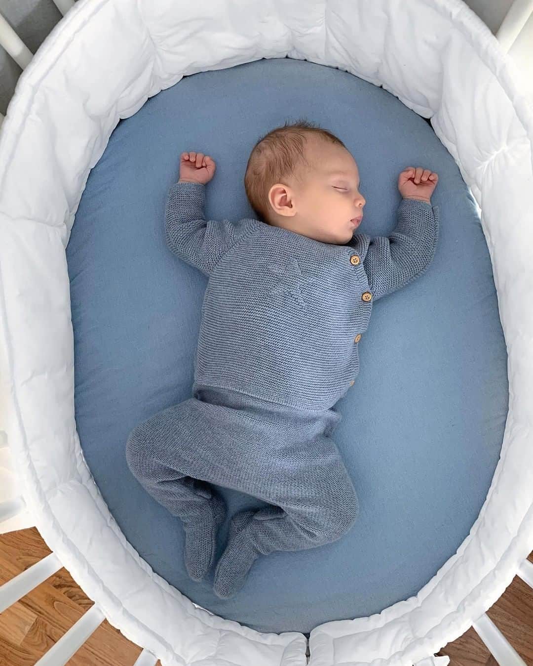 Stokke Japanさんのインスタグラム写真 - (Stokke JapanInstagram)「赤ちゃんがやさしく包まれ安心感をもたらすオーバルの形と、通気性をしっかりと確保する構造のマットレス。スリーピーベッドは見た目の独自性だけではなく、赤ちゃんの睡眠の質にこだわったベビーベッドです。⠀ ⠀ #ストッケ #ストッケスリーピー #スリーピーベッド #スリーピーミニ #ベビーベッド #北欧家具 #北欧インテリア #出産準備 #出産準備品 #ぷんにー #プレママ #マタママ #プレママライフ #妊娠9ヶ月 #臨月⠀ @johanna_hering_」11月11日 8時00分 - stokkejapan