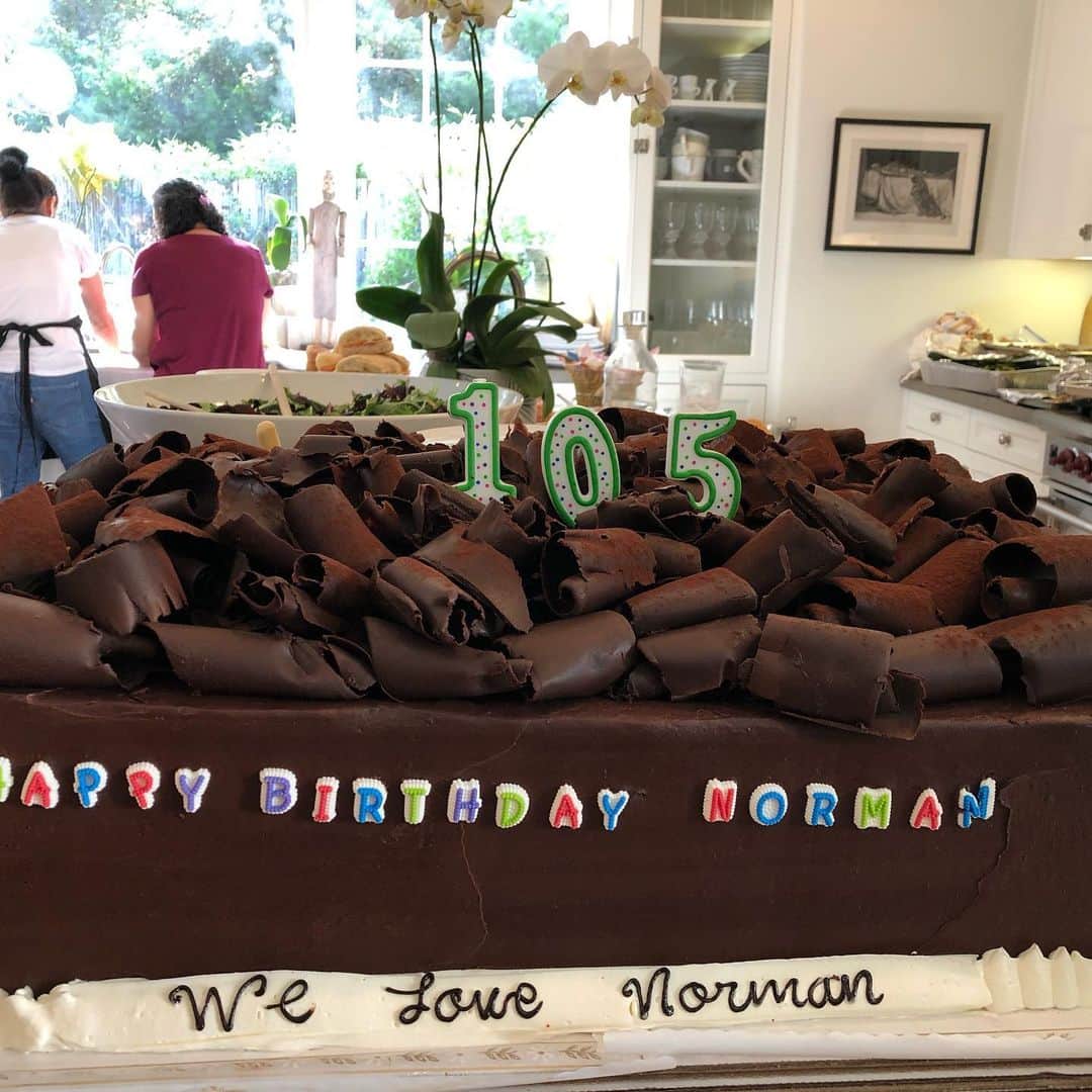 ナンシー・マイヤーズさんのインスタグラム写真 - (ナンシー・マイヤーズInstagram)「Have you ever been to a 105th Birthday party?! It’s something! It’s #NormanLloyd’s 105th. (google him) There he is being congratulated by #Tony Goldwyn and there’s his cake. He blew out the candles and said he’d see us all next year! 🙏🏻」11月11日 8時00分 - nmeyers