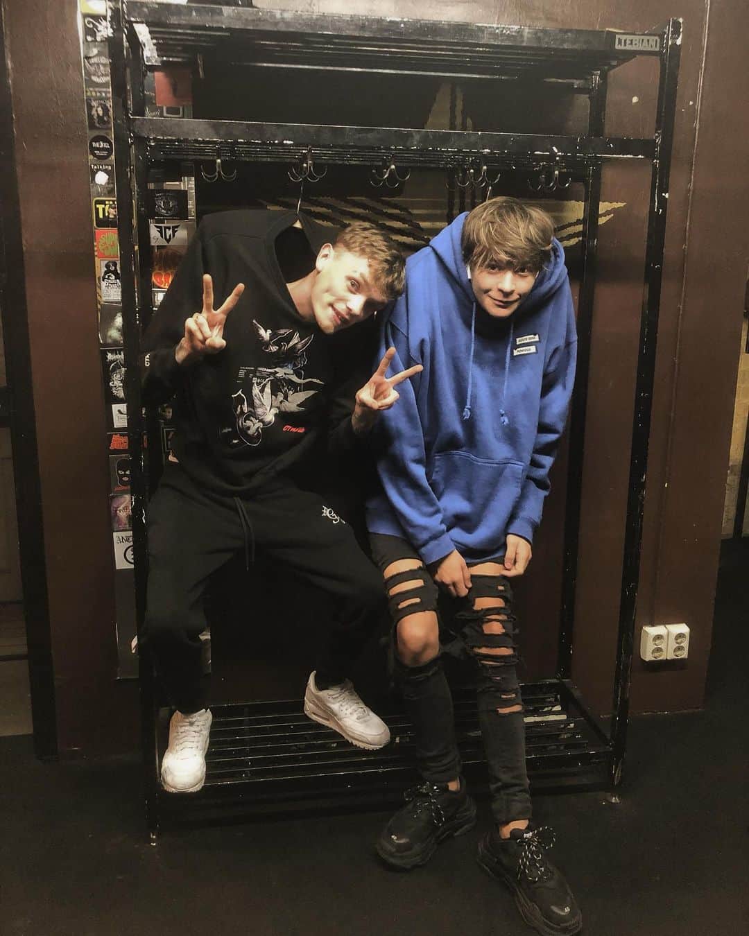 Bars and Melodyさんのインスタグラム写真 - (Bars and MelodyInstagram)「Just hanging out back stage wbu?」11月10日 23時04分 - barsandmelody