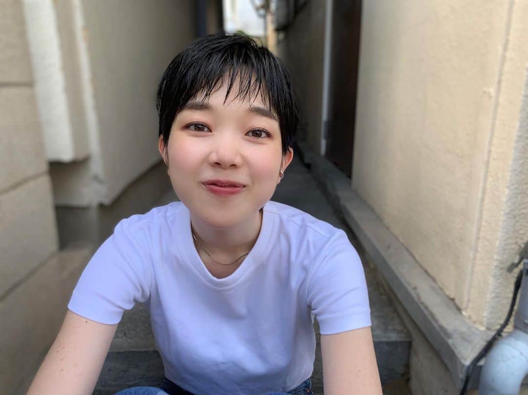 佐藤史果のインスタグラム：「すっかり肌寒いね。 コートが着れちゃう温度だ。🧥 #この日の気温が懐かしい #7月 #8月 @uniqlo  @levis_japan  @lise_____________ #singer #artist #lise_stayhome」