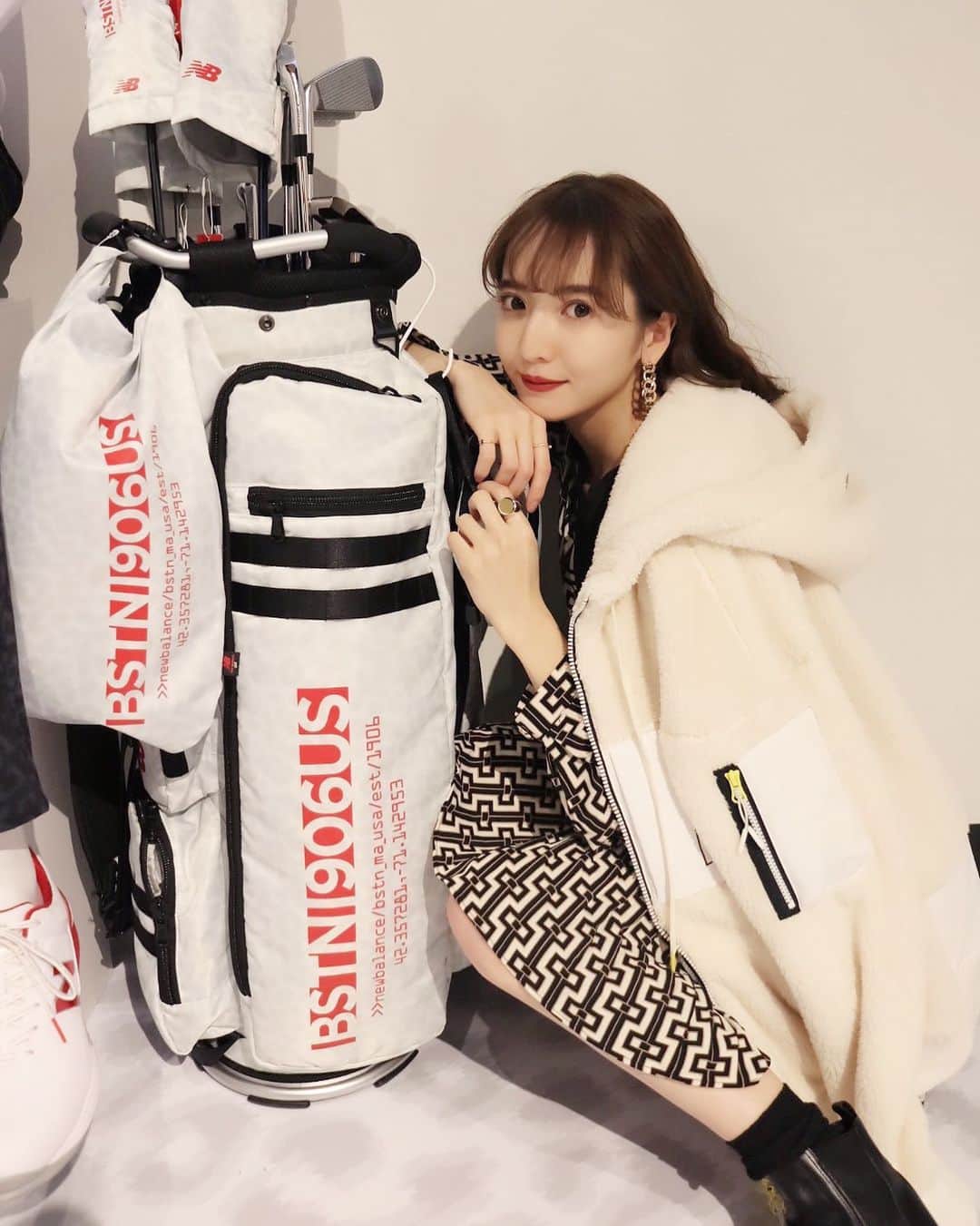 平木愛美のインスタグラム：「@newbalancegolf_japan 2019 AUTUMN/WINTER COLLECTION SHOWCASE⛳️👟⚪ . 昨夜はチャリティーフリマ後、ニューバランスゴルフ ショーケースへ💫 golfウェアがお洒落で可愛くて…着てゴルフに行きたくなったー！！！🚀 ファーのアウターを羽織りました💛 もはやゴルフだけでなく私服に着るのも可愛い！！！！！ . photo by @aimatsumoto_45  #ひらきのゴルフ #nbg19fw #nbgshowcase #newbalance #newbalancegolf」