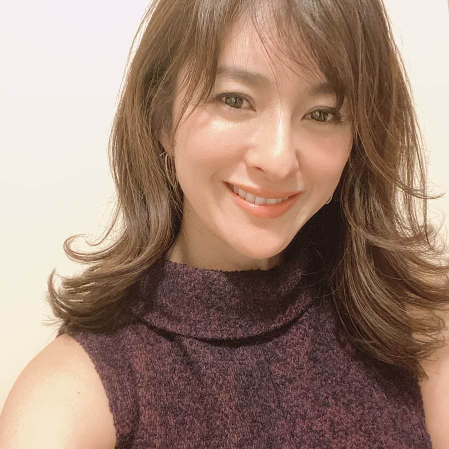 のインスタグラム：「にひひひ☺︎ 10年ほど前に購入したCHANELのセットアップ CHANELのツイードはやはり永遠ね❤︎ 母がジャケットを着ていて そのサイズに合わせて 当時1サイズ私には大きかったワンピだけど  今やjustサイズ😆 というか、背伸びしすぎて 今日まで値札がついてたのは内緒😂 これも好き思い出の１つ☺︎ 着ると  背筋が伸びるお洋服✨ お婆ちゃんになっても着たいな。 あまり年齢にさかわらず その年代の美しさでいたい。 少し若く見えるぐらいが嬉しいね❤︎ たまになりがちだけど 若作りは嫌い。 おやすみなさい⭐☺︎ #chanel #dress」