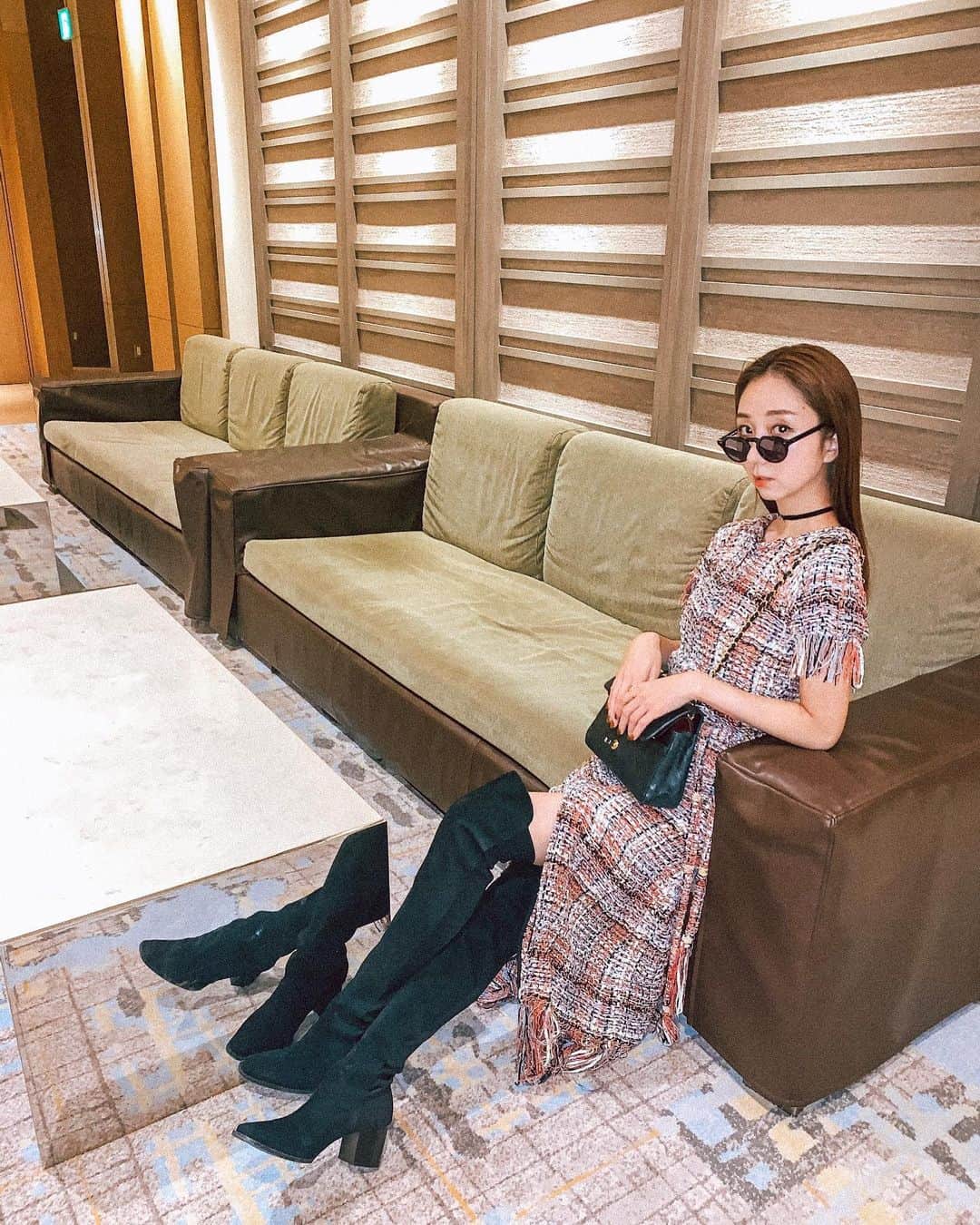 のインスタグラム：「一番好きな秋🍁﻿ 最近またサングラススタイル多めなのは、お気に入りに出会えたから😎😎﻿ ﻿ @ohmyglassestokyo のだよ🕶💓 ﻿ ﻿ ﻿ ﻿ ﻿ ﻿ ﻿ ﻿ ﻿ ﻿ ﻿ ﻿ ﻿ ﻿ ﻿ ﻿ #コーデ #今日のコーデ #ワンピース #ワンピースコーデ #ツイードワンピース #サングラス #ニーハイブーツ #チョーカー #秋服 #outfit #zara #chanel #ohmyglassestokyo #onepiece #maripo_fashion」