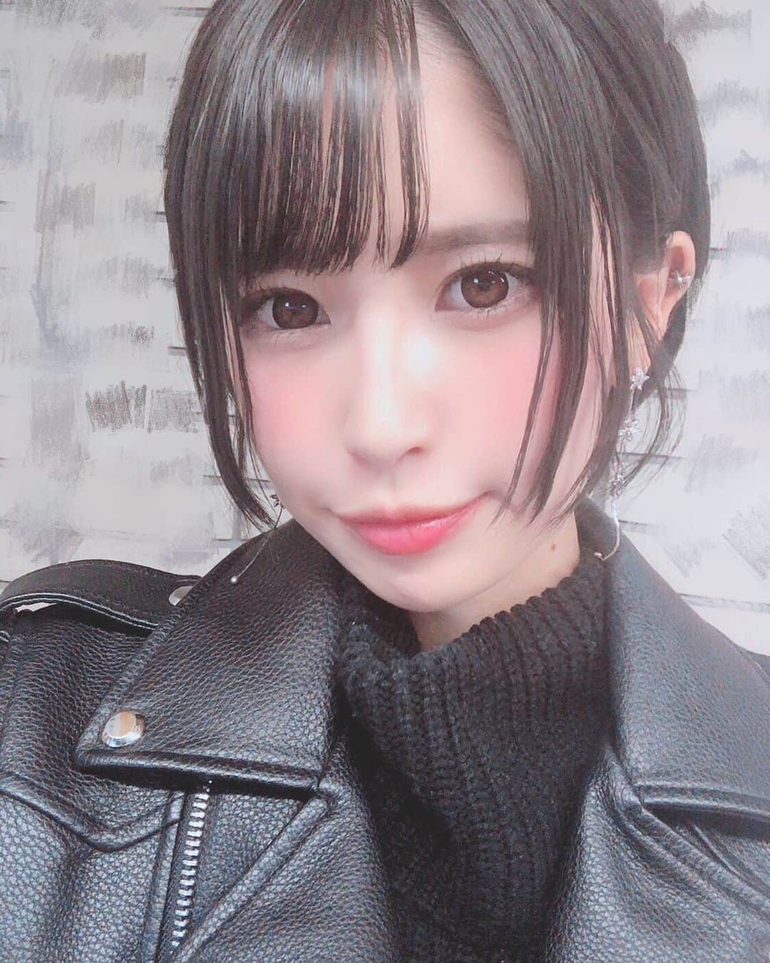 のインスタグラム：「暗めにしました👶 . . . . . . . . . . . . . . .  #ショートカット#ショートカット女子 #アイドル#黒髪#ライダース#idol#dance#smile#followme#instagood#フォロー募集#フォロー歓迎#フォロワー募集中#l4l#粉我#팔로우환영#팔로미#친구해요#오오티디#셀카그램」