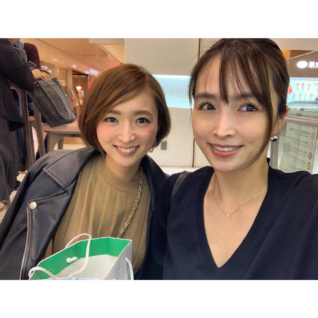 渡部いずみさんのインスタグラム写真 - (渡部いずみInstagram)「﻿ ﻿ ✨﻿ ﻿ ﻿ みなさんへ﻿ やっぱり来年は手帳、﻿ 小さくするわ😃🤟﻿ ﻿ いちいち報告するほど 手帳好きは手帳が大事！ ﻿ ﻿ ﻿ 2020﻿ 必ず毎日﻿ 持ち歩く！﻿ ﻿ ﻿ ﻿ ﻿ 歯医者の受付での予約で﻿ サッと出せる女2020﻿ ﻿ ﻿ ﻿ ﻿ ﻿ #手帳﻿ #文房具﻿ #手帳大好き﻿ #手帳は高橋﻿ #働く女﻿ #荷物少なくしたい﻿ #軽量﻿ #電車﻿ #バス﻿ #電動自転車﻿ ﻿ ﻿」11月10日 23時24分 - pincher__izumi