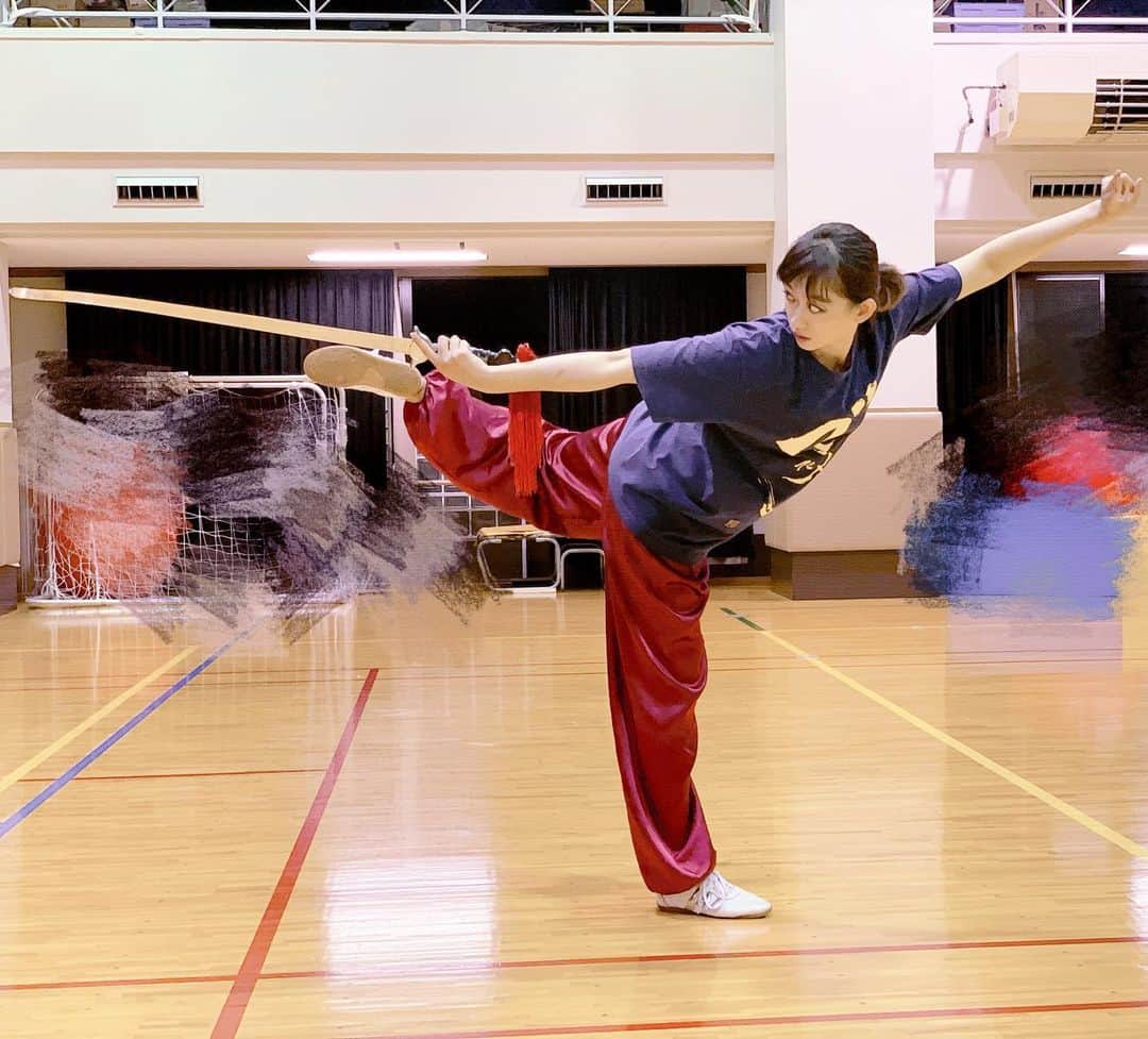 梨衣名さんのインスタグラム写真 - (梨衣名Instagram)「Chinese wushu sword!  今天改正一些细小错误！谢谢师傅！  今日は細かい動作の直しをしてもらいました。 この動作だけでも、体の向き、手の位置、脚の上げ方、目線、静止時間など、決まり事たくさん。日々勉強になります。  このポーズ、93/💯もらった😭✨ 残りなんだろかー #wushu #kungfu #sword #action #asianactress #asiangirl #chineseactress #中华武术 #功夫 #剑 #カンフー　#武術」11月10日 23時29分 - leena3.1415926