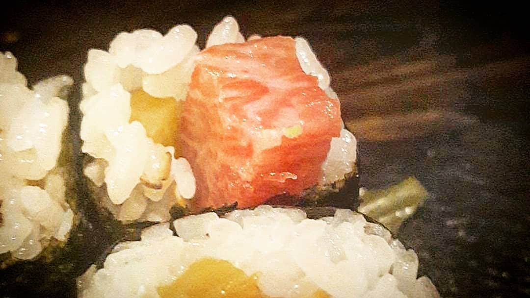仁科貴さんのインスタグラム写真 - (仁科貴Instagram)「近頃地元のノン兵衛の間で、ちょっとしたブームらしき"まぐろ寿司"です。巻きもんが太めなので、写真では分かりづらいですが、かなり大ぶりです。しかもメチャメチャええネタと思われる。1100円。是非一度お試し下さいm(_ _)m  #最近食った美味いもん シリーズ😅」11月10日 23時30分 - takashi_nishina