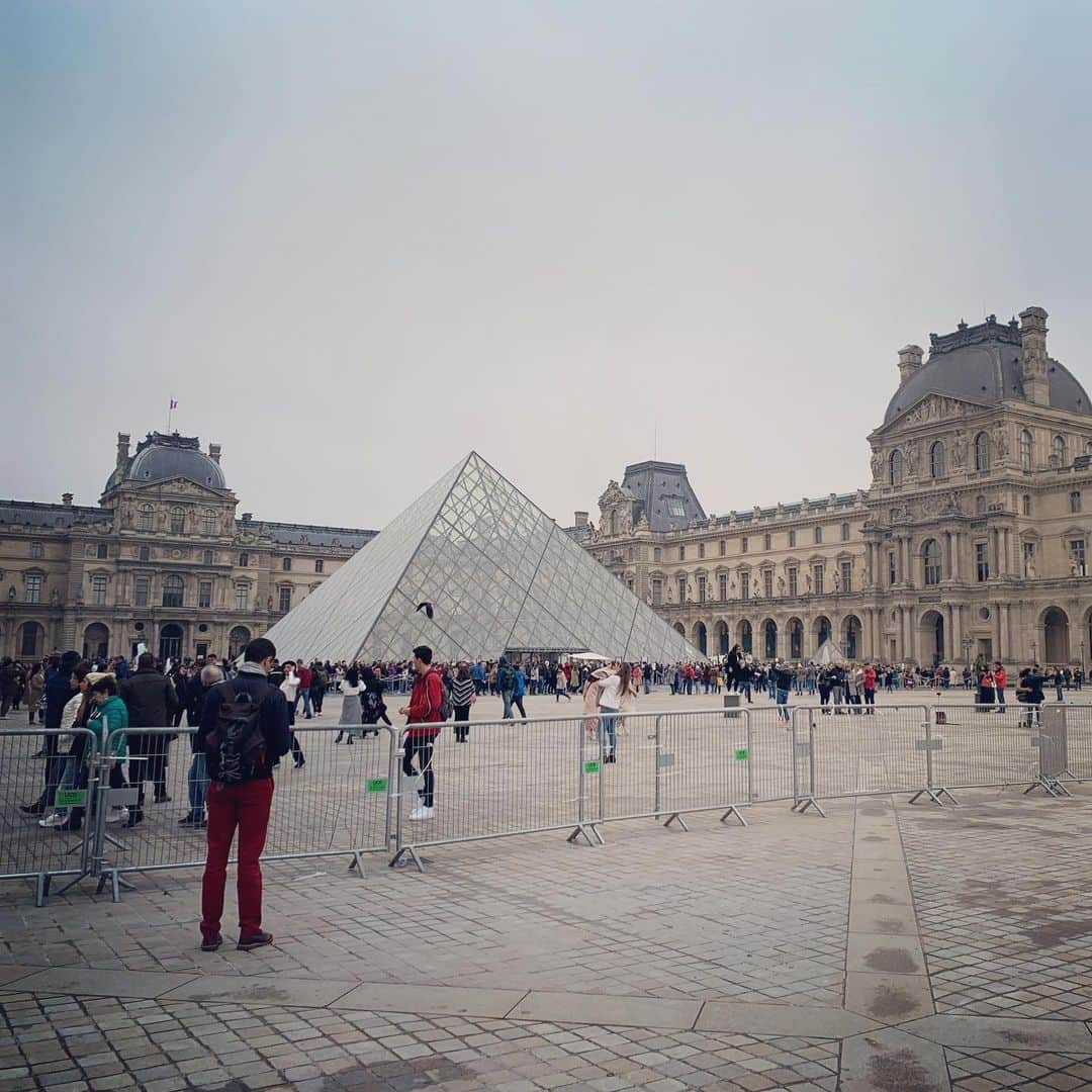 松岡みやびさんのインスタグラム写真 - (松岡みやびInstagram)「#ルーブル美術館　🇫🇷 #パリ　 #治安 #louvremuseum  I was injured in front of the Louvre museum at Paris, because gipsy children tried to steal my money and I fell down. Please take care when you go abroad alone! 絵画や建築物の美しいパリの街ですが、治安はかなり悪いです⚠️ 私はオペラ座から歩いて5分ほどの 市内中心部のホテルに泊まっていたのですが… オペラ座の前を通るたびに ジプシーの子ども達に絡まれて 走って逃げていました。 ✴︎ ジプシーの子ども達は、 小中学生くらいで 観光客（とくにお金持ちのイメージがある日本人）を狙った プロの泥棒集団です。 "Do you speak English?" と1人が声を掛けてきて、 気を取られている間に 他の子どもがバッグから 財布、パスポート、iPhone、カメラを盗もうとします。 戦利品をもって帰らないと、 大人達に厳しく罰せられるそうで可哀想な子ども達です。。。 ✴︎ この話はガイドブックやYouTuberから聞いて 知っていたので、 高級ブランド品は身につけず ジャージにスニーカーで歩いてたんですが… この日は、朝からオペラ座とルーブル美術館を観て、夕方から国際コンクールにゲスト招待されてセレモニーに出席する予定だったので… ロングスカートにブーツを履いていて逃げ切れず車道に落ちて転びました。（車が通っていないときで助かりました） ✴︎ ちょうど美術館が目の前に見える 写真のあたりで、朝11時ごろ。 観光客もたくさんいたので 大丈夫と思ったのですが… 6〜7人の子ども集団が大声で奇声を発して突然私のまわりを取り囲む事件がおこりました。 （20年以上も前から常習犯で、地元の人は被害に遭わないので警察も取り締まっていないようです） ✴︎ 2枚目の写真は、私の両手両足の傷跡なので血を見ると不快に感じる方はごめんなさい🙏  載せるか迷ったのですが… これから個人旅行で海外に行く方は 気をつけてほしいと思うので 私の経験をお伝えしておきます。 ✴︎ 旅先で水を自由に使える環境でなかったため、膝の傷口から細菌感染して歩けなくなり、フランス滞在後半は松葉杖に車椅子で過ごしました😭 （病院で全治５ヶ月と診断されましたが💦もう帰国して歩けるようになって、ハープは本調子でないけど弾けるのでご安心くださいね🍀） ✴︎ 学んだことは… ①観光地には1人で行かない （現地ガイドかツアーか友人と行く。1人なら団体客にくっついて離れないように行動する） ②リュックを持つなら前で抱えるか、前にファスナーがある肩がけショルダーバッグ（安物） →バッグを盗られたときに備えて、パスポートと小額の現金を首から下げて服の中に隠しておいたり、腹巻きに入れて隠したりしてる旅行者もいるそうです。 ③観光地には走れる格好（パンツとスニーカー）で行く。 ④閉館後の夜より、朝と昼に泥棒集団が見張っているので明るい日中でも油断しない。 ⑤日本人と気づかれないように、ロング黒髪は結んで帽子をかぶるなど対策が必要。 ✴︎ 以上‼️ みなさま気をつけて パリ旅行を楽しんできてください😅」11月10日 23時33分 - miyabi_matsuoka