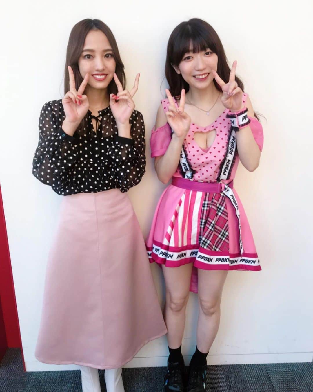 ぱいぱいでか美のインスタグラム：「飯窪春菜さんがインスタにも載せてくださったので、、 昨日O.Aだった有吉反省会の写真！ ꙳ #飯窪春菜 さん #モーニング娘。#OG #morningmusume18 #有吉反省会 ꙳ ツイッターに載せたのとは違う写真でございます！ 自分だけのものにしようかと思ったけど笑 可愛い可愛い飯窪さんを共有したい！という気持ちになりました。 私のアプリ補正の関係で(黒目くっきりのやつにした) なんか色調濃くてすみません。 そして2枚目は飯窪さんがSNSに載せてくださってたものなんですが 撮らせてもらったときに焦りすぎて iPhone地べたに置いてるのウケますね。 リプとかで指摘されてて気付いたw パーテーションの中入るときみたいに一旦荷物置くべきでした。 飯窪さんお写真ありがとうございました！ 可愛くて社交性ありまくりで華やかな飯窪さんが好きです、、！」