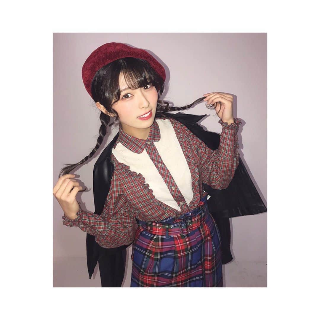 森脇加奈子のインスタグラム：「． かわいい洋服を着て撮影してもらえるって幸せなこと…☺️綺麗になって色んな洋服を着たい気持ちが強くなります。笑  よーしがんばろー！٩( ᐖ )۶ ． ． #autumn #check #cordinate  #このチェックシャツ本当かわいい  #三つ編み  #スタイリストみもりん #買い物上手みもりん」