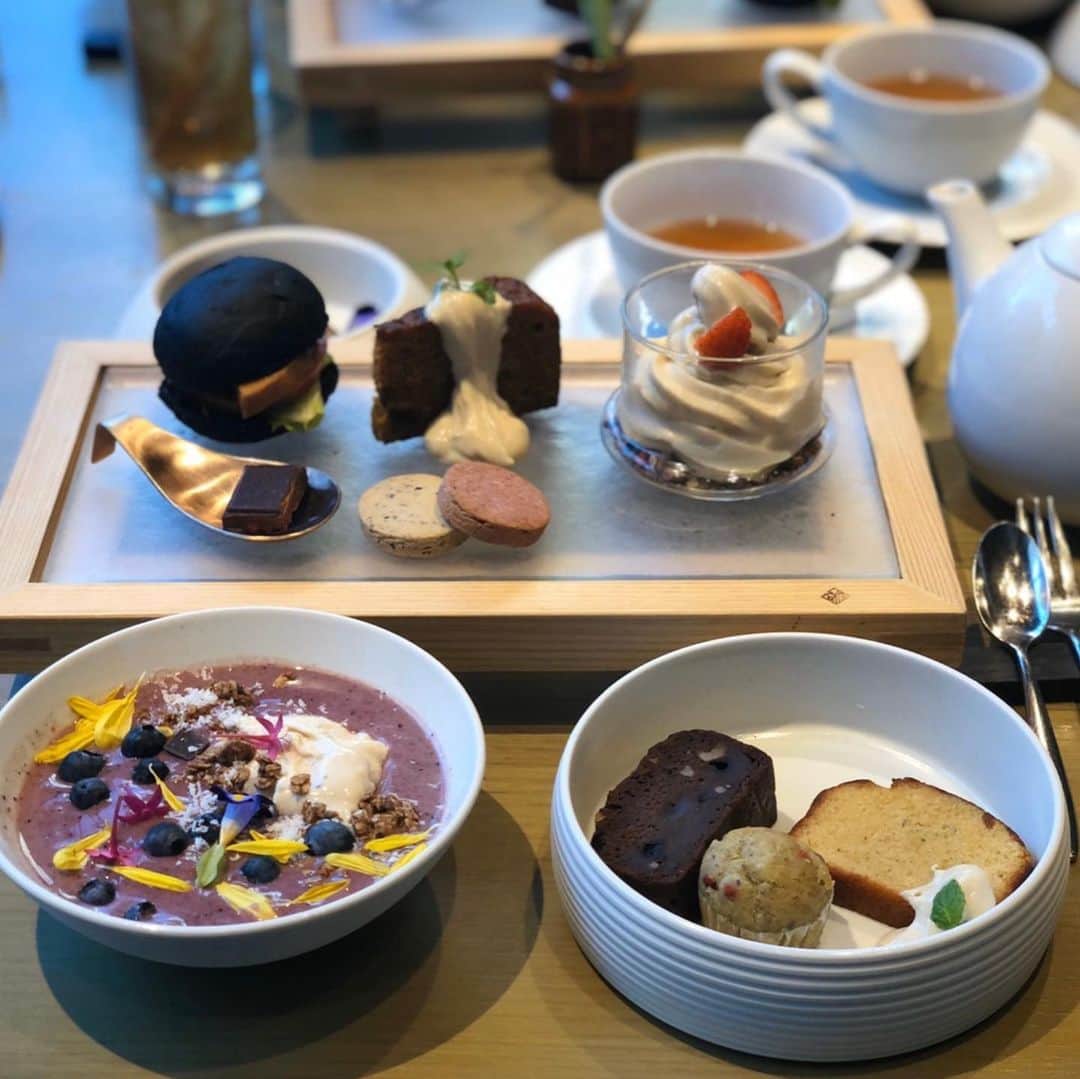 大西蘭のインスタグラム：「・ コスメキッチンのアフタヌーンティー☕️🧁🍪 ・ 甘酒で甘味をつけていたり、竹炭を練り込んだバンズだったり、ヘルシーで美味しかった😋 ・ ・ #時差投稿 #アフタヌーンティー #コスメキッチン #コスメキッチンアダプテーション #恵比寿アトレ」