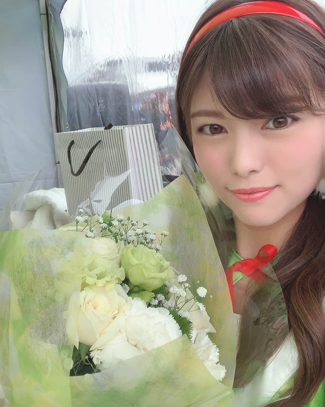 熊林保奈美のインスタグラム：「* . 遅ればせながら… 今シーズンの48号車の応援ありがとうございました😊 . 初のスーパーGT、 岡山の開幕戦から先週の最終戦まであっという間過ぎて シーズン終わってしまった現実から 逃避してました(´◦ω◦｀)スミマセン . 雨天でのレースが多く、 ドライバーの皆様やチームスタッフの皆様だけでなく サーキットに観戦・会いに来てくださった皆様も 大変なシーズンでしたね💦 そんな中私のために差し入れも頂き、 本当にありがとうございました😭 . また皆様とサーキットでお会いできるよう頑張るので、 これからもよろしくお願いします🧸✨ . * #superGT #SGT2019 #SGT #GT300 #スーパーGT #フロンティアキューティーズ #植毛goandfun #goandfun #motorsports #autosport #racequeen #レースクイーン #RQ #モデル #熊林保奈美 #道産子 #Japanesegirl #paddokgirls #pitgirl #instalike #selfie #맞팔 #선팔」