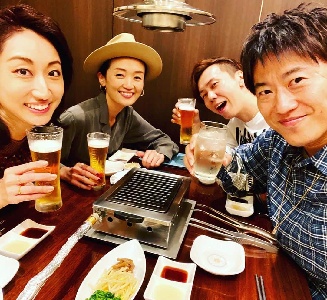 のインスタグラム：「コブクロ小渕健太郎さんとルンヒャンとあっきーと制作打ち上げ！！ 実は「WAY YOU ARE with 小渕健太郎」を作る1番最初の段階でこのメンバーでご飯食べながら打ち合わせしたんです。  その時の写真が２枚目。2月でした。  それを経て、リリースがあってツアーがあってやっと集まれました！  美味しい焼肉をさらに小渕マイスターが絶妙な焼き加減で、悶絶ものの肉になっとりました。  あーー楽しかった！美味しかった。  またこうして楽しい打ち上げが出来る機会がありますことを切に切に願っております👏👏 #msooja #小渕健太郎　#コブクロ　#ルンヒャン　#黒田晃年　#wayyouare  #ヒルンヒャン#ヨルンヒャン　#焼肉」
