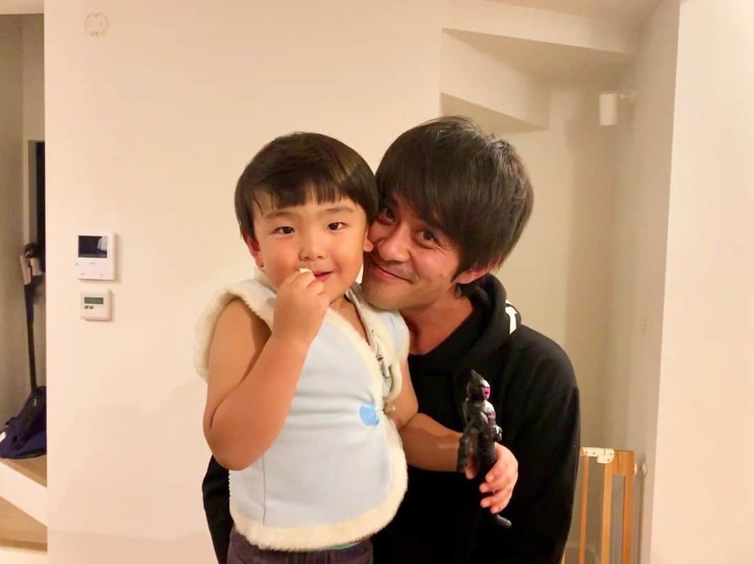 のインスタグラム：「あきぽん会いたかったよ☺️ また遊ぼうね♪ ありがとー🤙 #幼馴染 #可愛い #癒し系 #弱点はゴリラのお面」