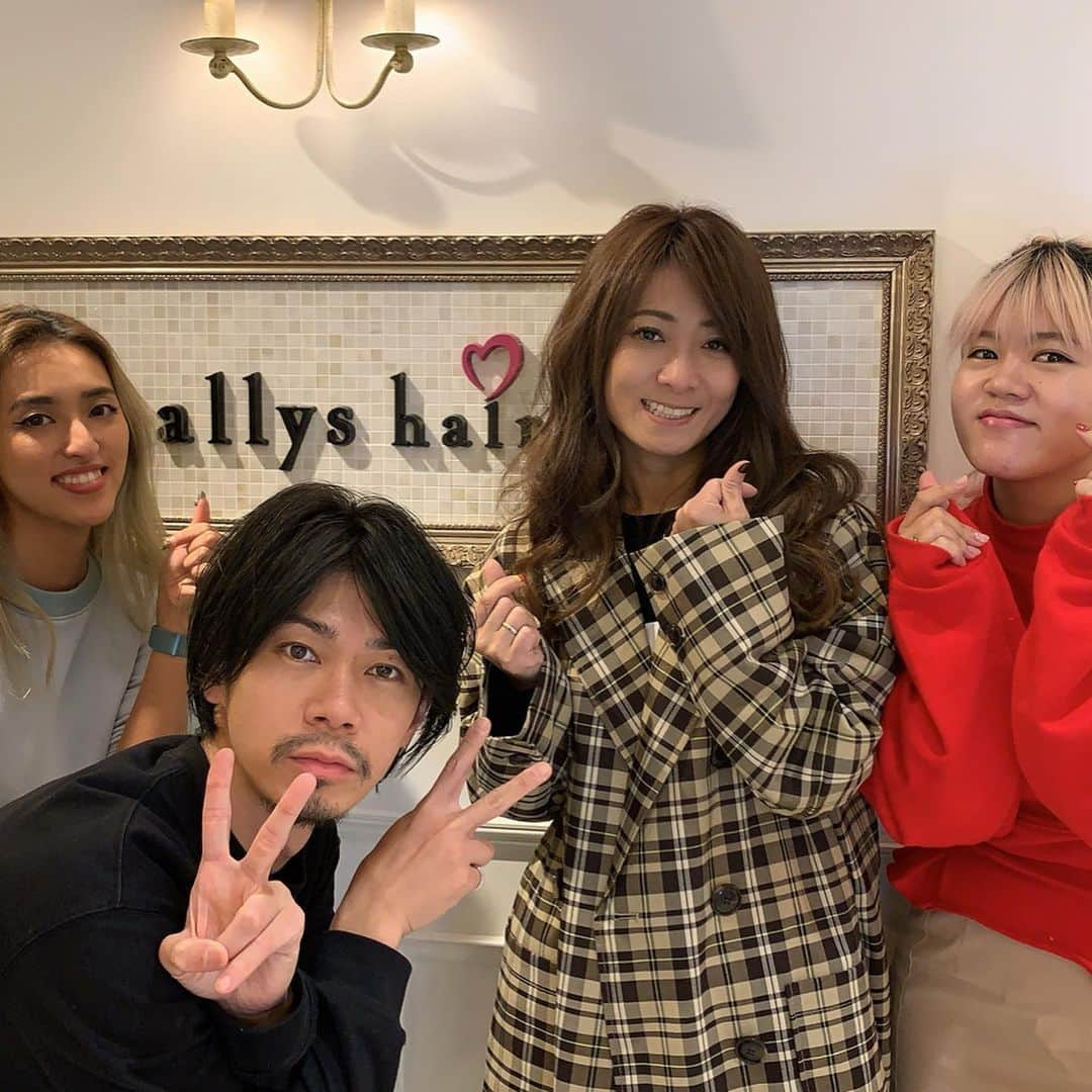 岡田祐佳さんのインスタグラム写真 - (岡田祐佳Instagram)「アリーズヘアー青山 @allyshairaoyama  髪の毛がサラサラに生まれ変わった😍  いつも楽しい時間なのに 今回うたし、２日間寝れてなくて こくりこくりと、居眠ってしまうww こんなんはじめて！な体験したw  あ！ トリートメントもサラサラになり こんなんはじめて！！の体験でしたw  あぁぁ　喋りたかったなぁw  左から マリアちゃん @allys_maria  スケさん @allyssuke  コケピ @kokeshi0927  #アリーズヘアー #allyshair #スケマジック　#トリートメント　#エクステ #ベビステ#渋谷　#青山　＃スケマジック　＃スケスタイル　＃スケさん #ゆかすたいる #ゆかスタイル　＃ゆかコーデ　＃ゆかちんコーデ　＃ゆかちんスタイル　#ろでおくらうんず #rodeocrowns ＃ジャケット」11月11日 0時12分 - yukachin719