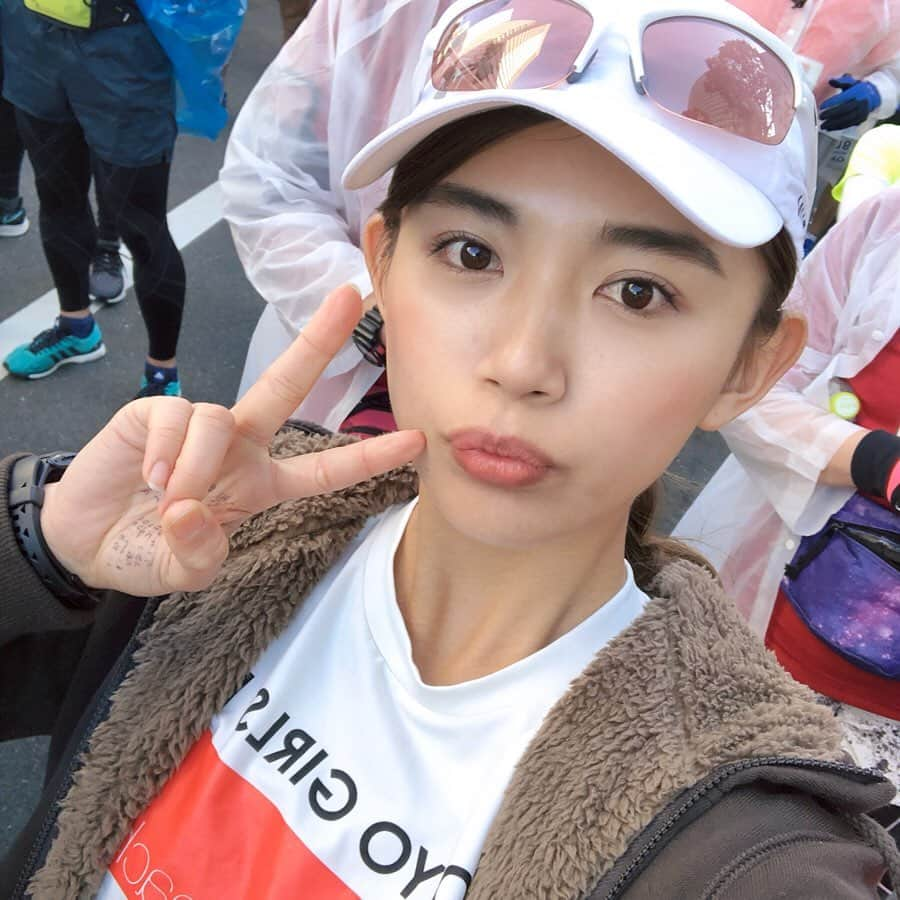 坪井ミサトさんのインスタグラム写真 - (坪井ミサトInstagram)「. . 「横浜マラソン2019」 (@yokohamamarathon ) ４時間17分51秒で 無事に完走出来ました🏃‍♀️ . 前回のタイムよりは縮めれたので 色々と思うところはありますが、 なんとかひと安心です😂😹 . フルマラソンってキツイし自分との戦いだけど、 走り終わった後の達成感がたまらない！ 自分自身が強くなれます。 これからも私はライフスタイルに、 ランニングを取り入れていきたいと思います😽💕 . 関係者の皆様、 応援してくださった皆様、 そして私が所属している TOKYOGIRLSRUN (@tokyogirlsrun )の皆様 本当にありがとうございました😌💕 とりあえず今日からお酒解禁🍻笑 . .  #横浜マラソン #yokohamamarathon #yokohama #横浜 #横浜マラソンexpo2019 #フルマラソン #tgr #tokyogirlsrun #run #running  #fitness #fitnessgirl 走る人 #underarmour  #相模屋 #beachme #slenda #野球 #野球女子」11月11日 0時12分 - misato1030