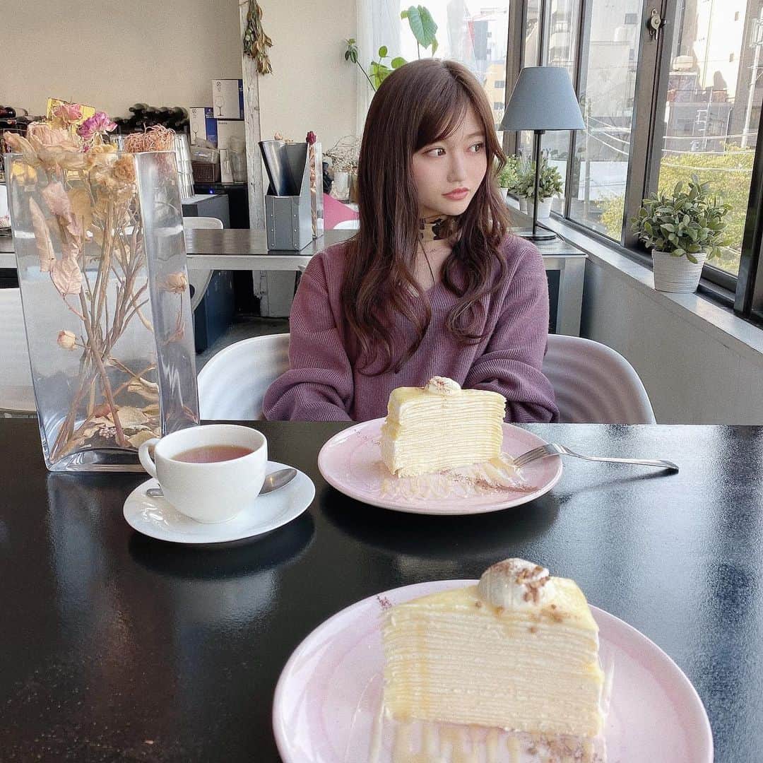 嘉部志音さんのインスタグラム写真 - (嘉部志音Instagram)「生クリーム苦手なのも忘れるくらい美味しかったけど、途中で苦しくなって１つ食べれなかった〜っ #ミルクレープ　#cafe #cake #腕のヘアゴムがださい」11月11日 0時13分 - _shiooshio_