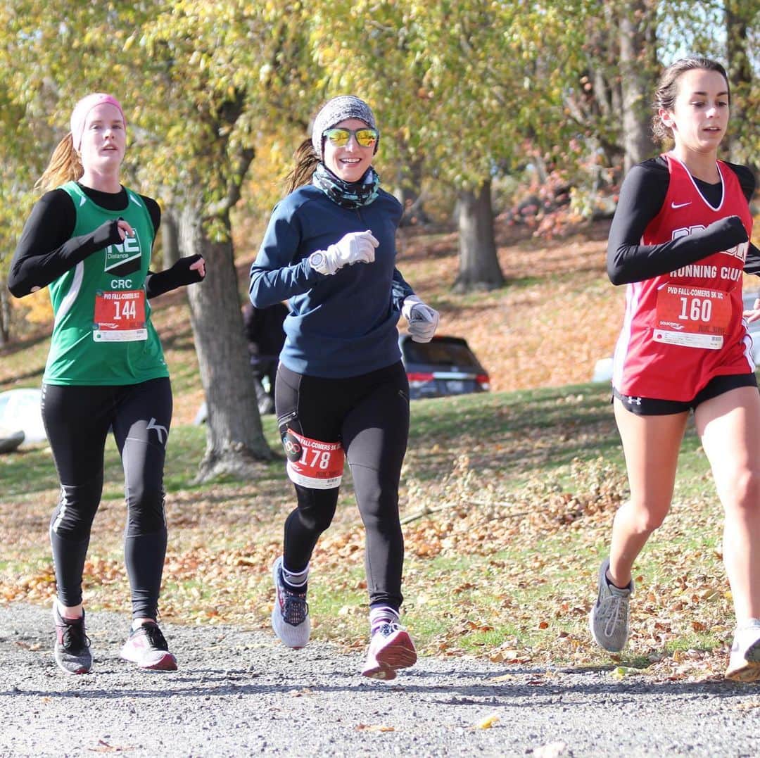 マリッサ・キャステリのインスタグラム：「Had a blast running the PVD fall-comer 5k Xc. Thank for having me @mollyhuddle」
