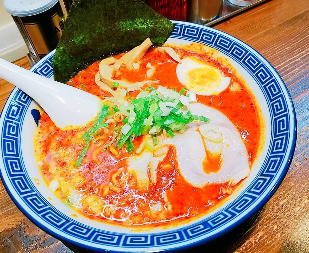 梁愛美さんのインスタグラム写真 - (梁愛美Instagram)「#激辛アイドル #梁愛美 です🐰🌶🌶 ❥ ❥ キャッチコピーは #タバスコは飲み物です。🌶🌶🌶 ❥ ❥ #麺屋くさび (福島)@ #灼熱地獄醤 🌶🌶🌶 ❥ ❥ 福島de激辛🙋💕 ❥ ❥ 辛さMAX頼んだけどまったく辛くなくて残念でしたぁ🙌🌶🌶🌶 ❥ ❥ もちろん完食😋🔥🔥🔥 ❥ ❥ 物足りないのでラーメンにも餃子にもMy唐辛子 #舞妓はんひぃ〜ひぃ〜 投入しましたぁ🔥🔥🔥 ❥ ❥ (※突き出しに唐辛子もバッチリありましたぁ🌶🌶🌶) ❥ ❥ #辛くない ❥ ❥ 【TV出演📺🌶】 ❥ ❥ ・日本テレビ『二ノさん！』 ・フジテレビ系列『ちょっとザワつくイメージ調査 もしかしてズレてる？』 ・フジテレビ系列『お客様は知っている！』 ・読売テレビ『大阪ほんわかテレビ』 ・関西テレビ『お笑いワイドショーマルコポロリ！』 ・毎日放送『魔法のレストラン』 ❥ ❥ 【経歴🌶】 ❥ ❥ ・ 鳥一代 恵比寿☞激辛チャレンジ完食(完食で飲食代無料。) ・ ソウルフードバンコク 池尻大橋☞激辛チャレンジ完食(完食で飲食代無料。) ・ 地獄の担担麺 由比ヶ浜☞激辛チャレンジ完食(完食で飲食代無料。) ・ももてつ 名古屋 ☞激辛チャレンジ完食(無料券GET。) ・ 味覚 新橋☞激辛石焼麻婆豆腐完食(新記録更新。) ・ イエローカンパニー 恵比寿☞圏外バリ3完食(ピッキーヌまで完食者として名前飾って頂いてます。) ・ 赤い壺 表参道☞激辛チャレンジ完食(完食者として表彰状飾って頂いてます。) ・ ロビンソンクルーソーカレーハウス 北品川☞13010倍カレー完食(新記録更新。完食者として名前飾って頂いてます。) ・まぜそば三ツ星 恵比寿☞激辛チャレンジ 15ネロ完食(完食者として名前＆写真飾って頂いてます。) ・ SHANTI 渋谷☞MAX40ボーガを400ボーガに変更して完食 ・  辛いもんやギロチン 大阪☞GOD完食 ・ 一輪 渋谷☞とんでもねぇ〜完食 ・ 赤から 渋谷☞赤から鍋 裏メニュー20番完食 ・ ダルマット 六本木☞激辛アラビアータ 裏メニュー完食 ・ モジャカレー 大阪☞即KO！辛 1000倍完食 ・ 心 渋谷☞100倍完食 ・ 蒙古タンメン中本 目黒☞北極×10倍完食 ・ ドミニカ 新宿☞10倍完食 ・ CoCo壱 恵比寿☞10辛完食 ・ 味仙 名古屋☞イタリアン完食 ・ 大須たんたんめん 名古屋☞﻿ 猛烈担担麺完食 ・石鍋スンドゥブ専門店 姉妹 恵比寿☞10辛完食 ❥ ❥ 今まで食べれなかった物はありません🙌🌶🌶🌶 ❥ ❥ 挑戦者(お店)募集中🙋🌶🌶🌶 ❥ ❥ #激辛 #激辛女王 #激辛女子 #激辛部 #激辛ラーメン #激辛好きさんと繋がりたい #激辛好きな人と繋がりたい #辛いもの好きさんと繋がりたい #辛スタグラム #タバスコ #唐辛子 #トリニーダスコーピオン #キャロライナリーパ #プリッキーヌ #ジョロキア #プラチナムプロダクション #japanesegirl #kawaiistyle #bikini #Tabasco #platinumproduction #aimiryou」11月11日 0時20分 - aimispicy