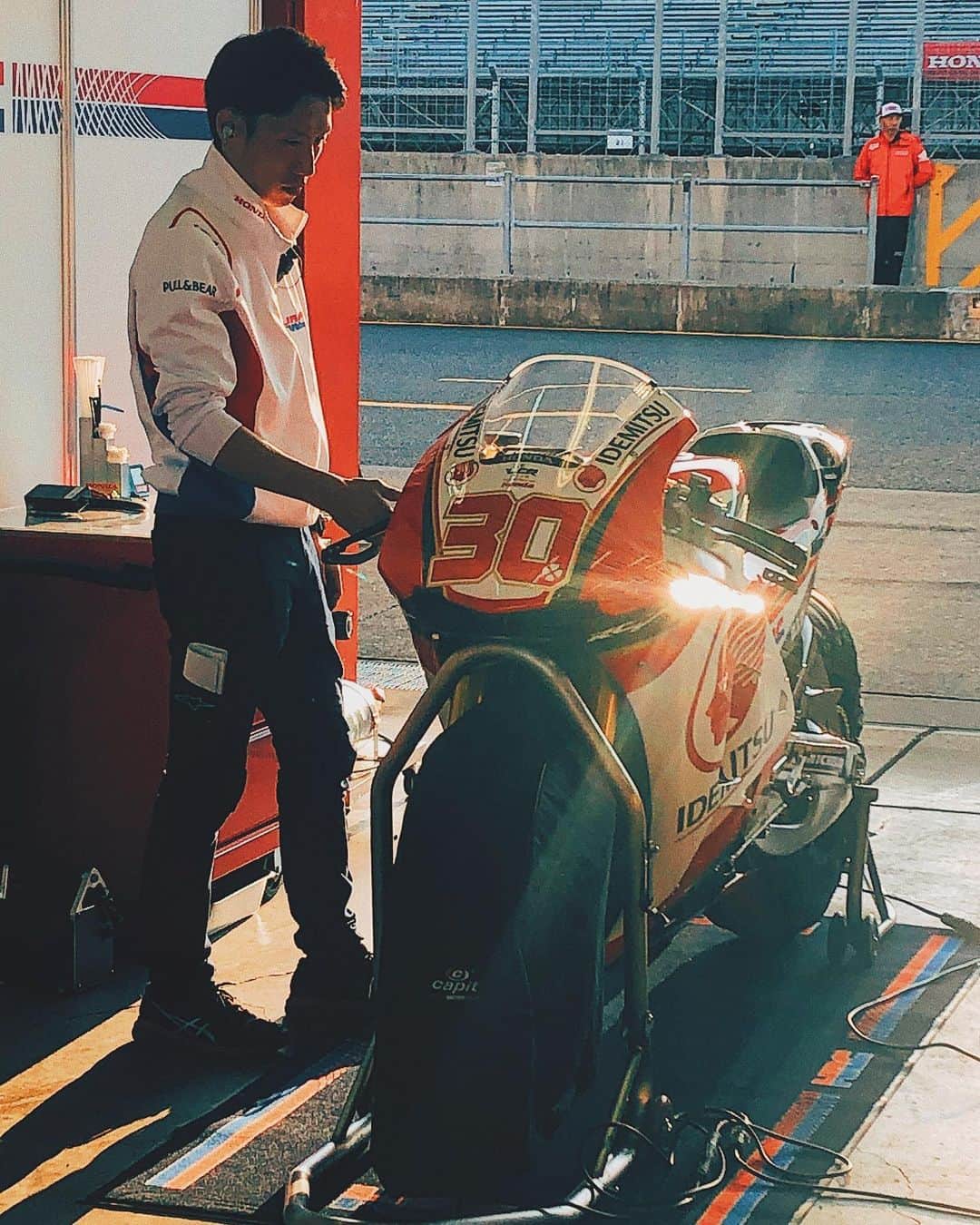 のインスタグラム：「🏍 ❤️ ❤️ ❤️ サーキットで夕日に照らされたマシンが好きです🙋‍♀️📸 チュロスも好きです🙋‍♀️ 音までお楽しみ下さい🙃💕 #MotoGP#hondathanksday」