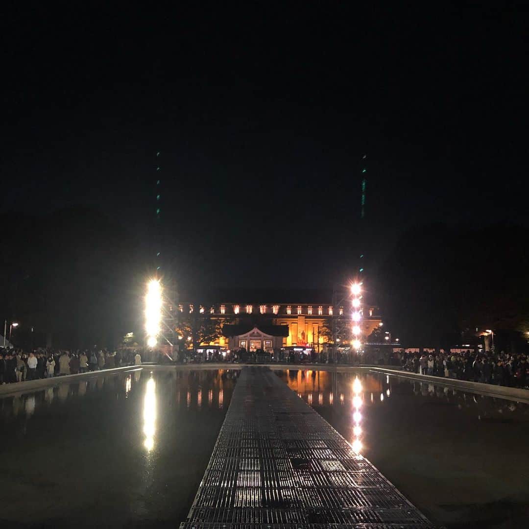 軍地彩弓さんのインスタグラム写真 - (軍地彩弓Instagram)「昨夜の @writtenafterwards のショー。場所は上野公園の噴水広場。国立博物館から真っ直ぐに伸びる噴水の真ん中にランウェイ。 満月間近な月が照らす中、オープニングは地の底から出てきたみたいな魔女たちの黒いルックの行進。 その後から、噴水横を真っ赤なドレスが登場。鮮やかさのコントラスト。 時折現れる、雲やボロを纏ったモンスターたち。 放浪・移民・世界の分断。  デザイナー山縣さんの魔女三部作の最終章にふさわしいエンディングの音楽には「イムジン河」。 リトゥンアフターワーズにしかできない世界。ファッションの力を突きつけられた、インパクトあるショーでした。  @writtenafterwards  #2020SS」11月11日 0時42分 - sayumi7