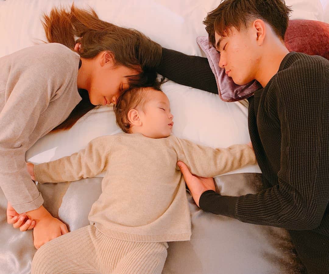 Maliaさんのインスタグラム写真 Maliainstagram ずっと前の話しだけど ある人に 子供の寝顔の写真を 撮っちゃダメと言われていたの でもね どうしても子供たちの 寝顔を見ると愛しさが倍増して この気持ちを残したくなる気持ちと 同時にカメラの