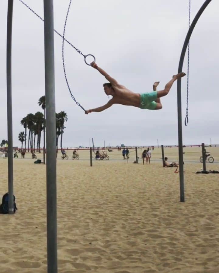ロビー・ジャーヴィスのインスタグラム：「When I first saw people flying on the traveling rings in Santa Monica, I thought it looked like so much fun... Turns out it feels even more fun than it looks!  What do you do to stay fit?」