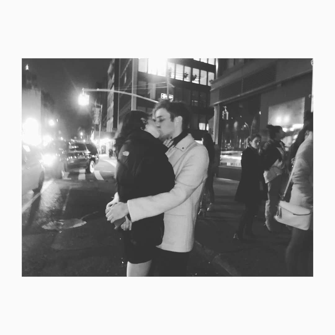 ベン・プラットのインスタグラム：「me & zoey making out on her birthday」