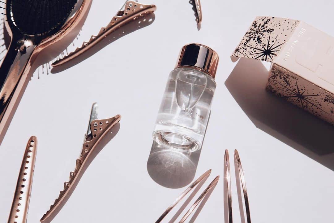 Kristin Essのインスタグラム：「Today is the dayyyyyy. Holiday sets + my first ever full size signature fragrance officially hit the shelves. I’ll tag all 3️⃣ with clickable links in this photo! Happy shopping, pretty people. 🖤」
