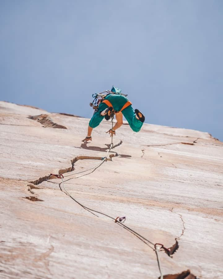 ニナ・カプレツさんのインスタグラム写真 - (ニナ・カプレツInstagram)「Back to the desert of Utah with the @arcteryx crew! #sandstone #splitters」11月11日 1時23分 - ninacaprez