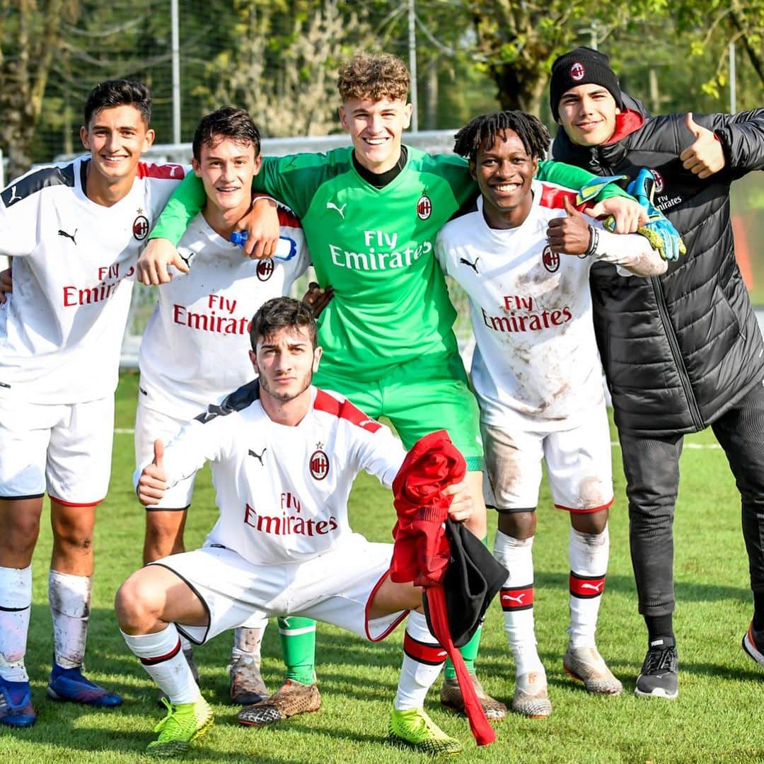 ACミランさんのインスタグラム写真 - (ACミランInstagram)「📸 The love of football unites all, big and small 👏🏻 #SempreMilan #MilanYouth 🔴⚫️」11月11日 1時29分 - acmilan