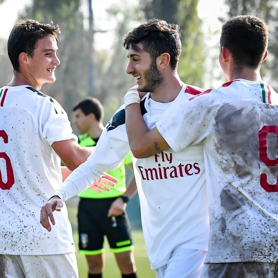 ACミランさんのインスタグラム写真 - (ACミランInstagram)「📸 The love of football unites all, big and small 👏🏻 #SempreMilan #MilanYouth 🔴⚫️」11月11日 1時29分 - acmilan