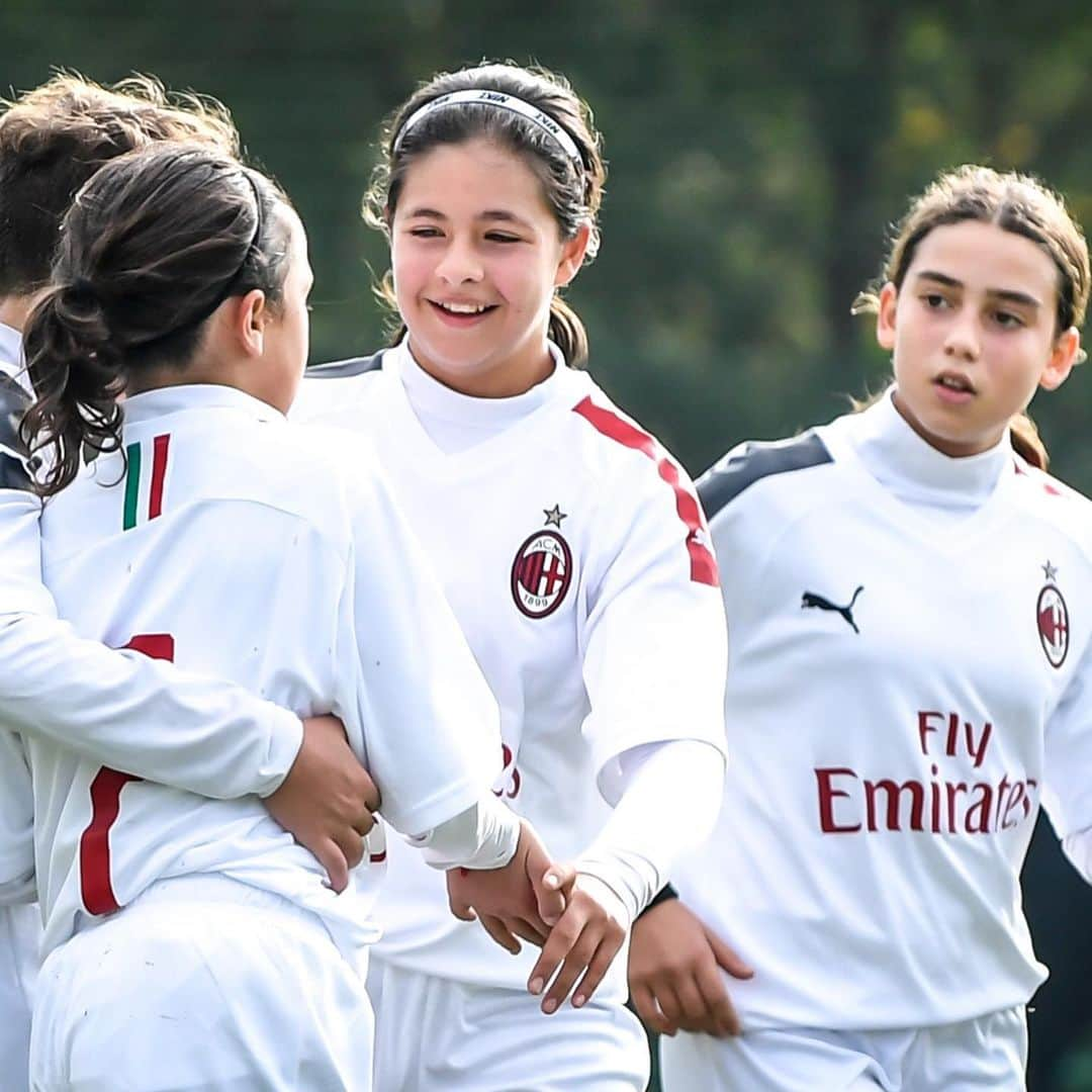 ACミランさんのインスタグラム写真 - (ACミランInstagram)「📸 The love of football unites all, big and small 👏🏻 #SempreMilan #MilanYouth 🔴⚫️」11月11日 1時29分 - acmilan