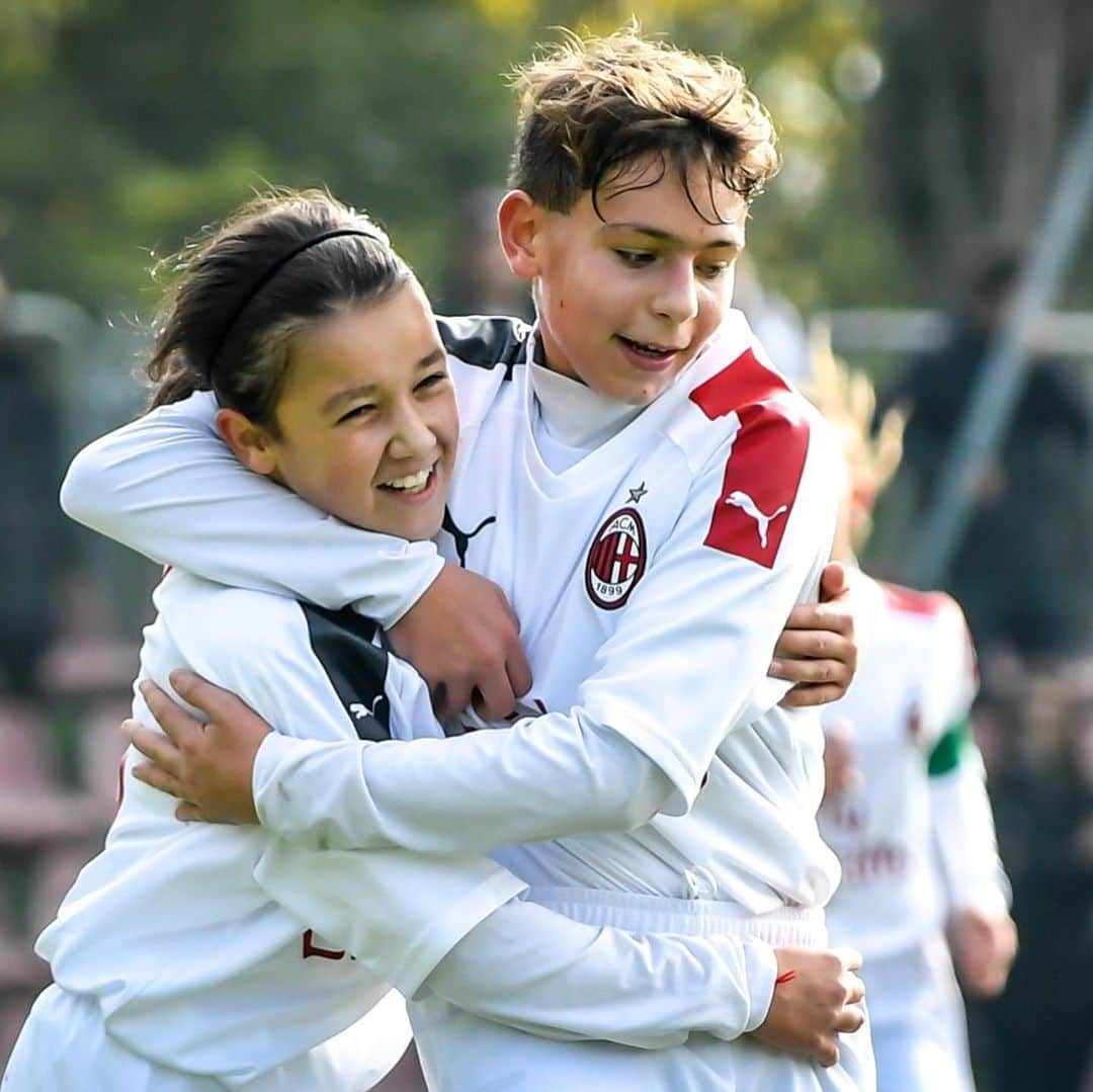 ACミランさんのインスタグラム写真 - (ACミランInstagram)「📸 The love of football unites all, big and small 👏🏻 #SempreMilan #MilanYouth 🔴⚫️」11月11日 1時29分 - acmilan