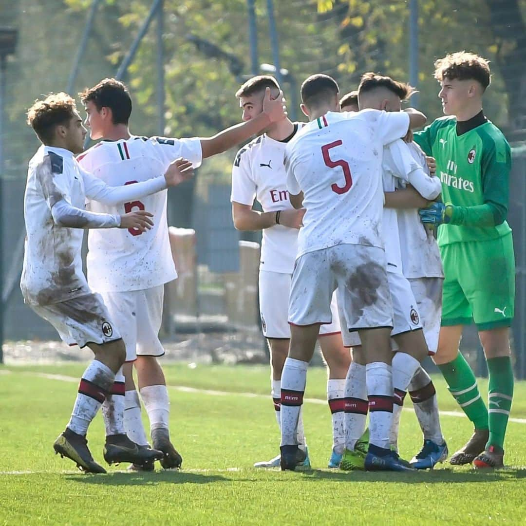 ACミランさんのインスタグラム写真 - (ACミランInstagram)「📸 The love of football unites all, big and small 👏🏻 #SempreMilan #MilanYouth 🔴⚫️」11月11日 1時29分 - acmilan