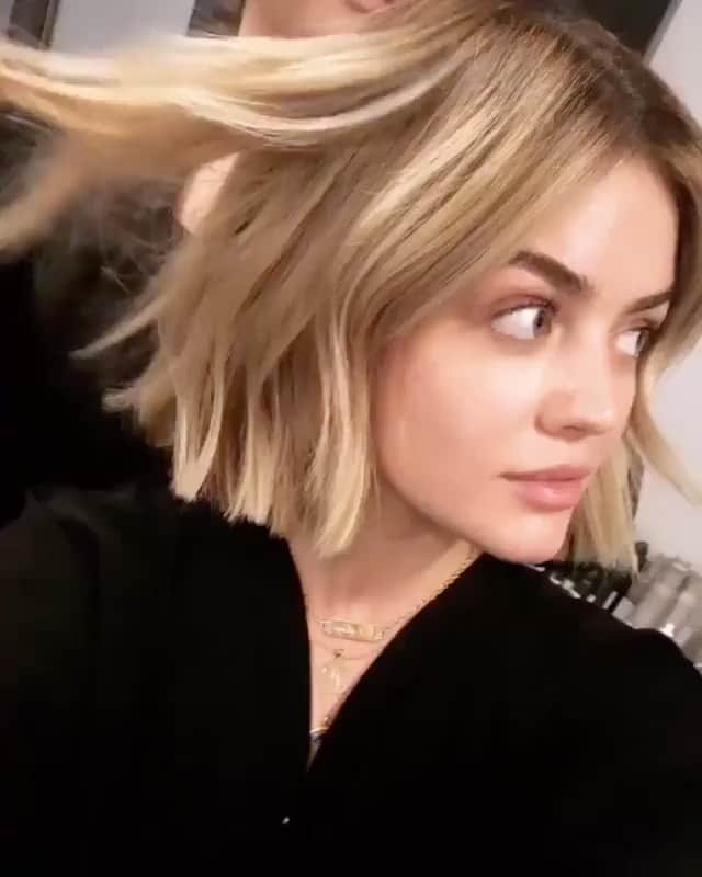 Kristin Essのインスタグラム：「This time last year @lucyhale was blonde + short 💇🏼 sitting here brainstorming looks for People’s Choice today and feeling the complete opposite. 🤗」