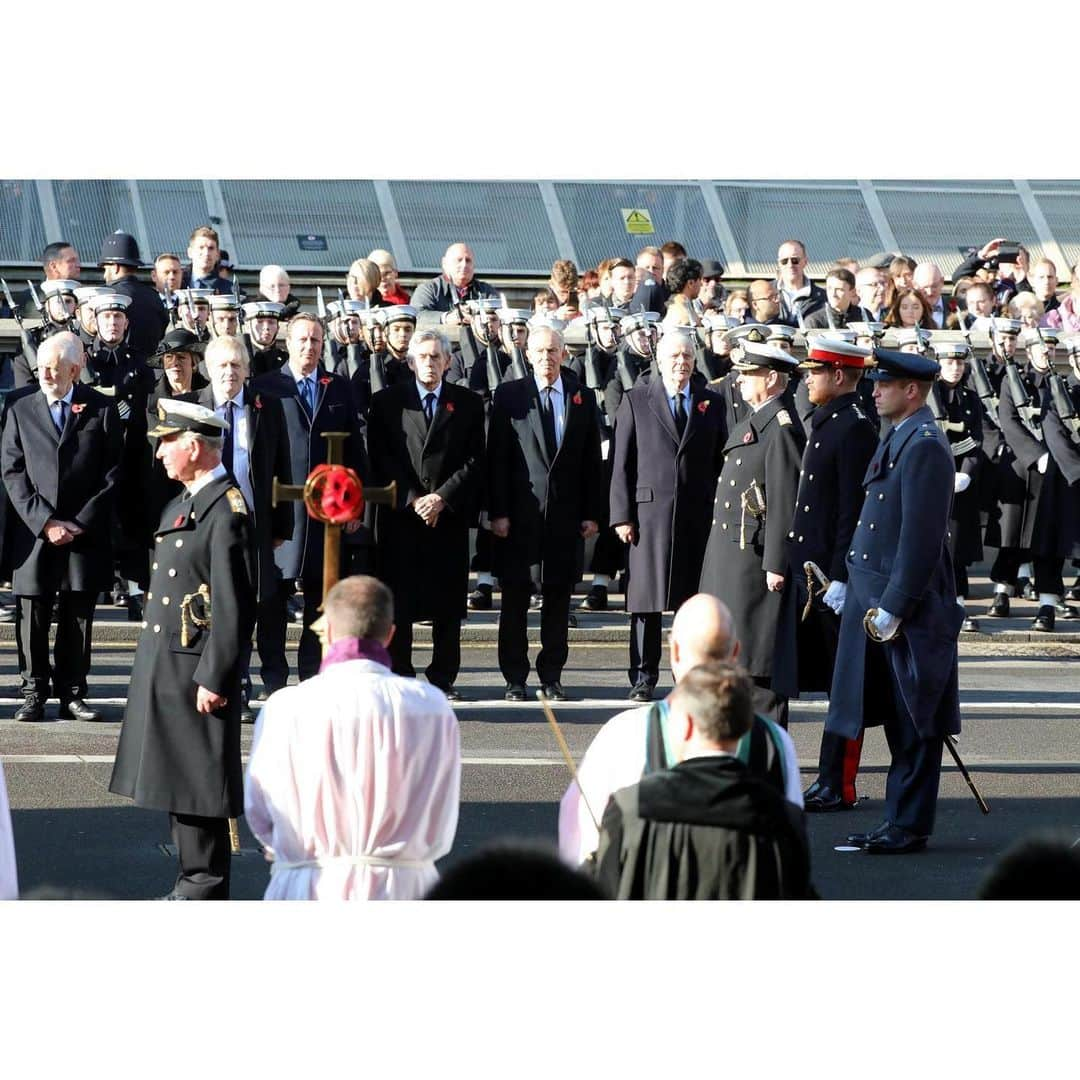 英ヘンリー王子夫妻さんのインスタグラム写真 - (英ヘンリー王子夫妻Instagram)「Today, The Duke and Duchess of Sussex joined Her Majesty The Queen and members of @TheRoyalFamily at the National Service of Remembrance at the Cenotaph to commemorate and honour the men and women who have lost their lives in conflict.  As shared at last night’s Festival of Remembrance, this quote embodies the sacrifice of those that serve: • “When you go home, tell them of us and say, for your tomorrow, we gave our today.” • For more details of this week of Remembrance and their Royal Highness’s recognition for those who serve, please see previous posts.  #WeWillRememberThem #Remembrance  Photo © PA」11月11日 1時43分 - sussexroyal