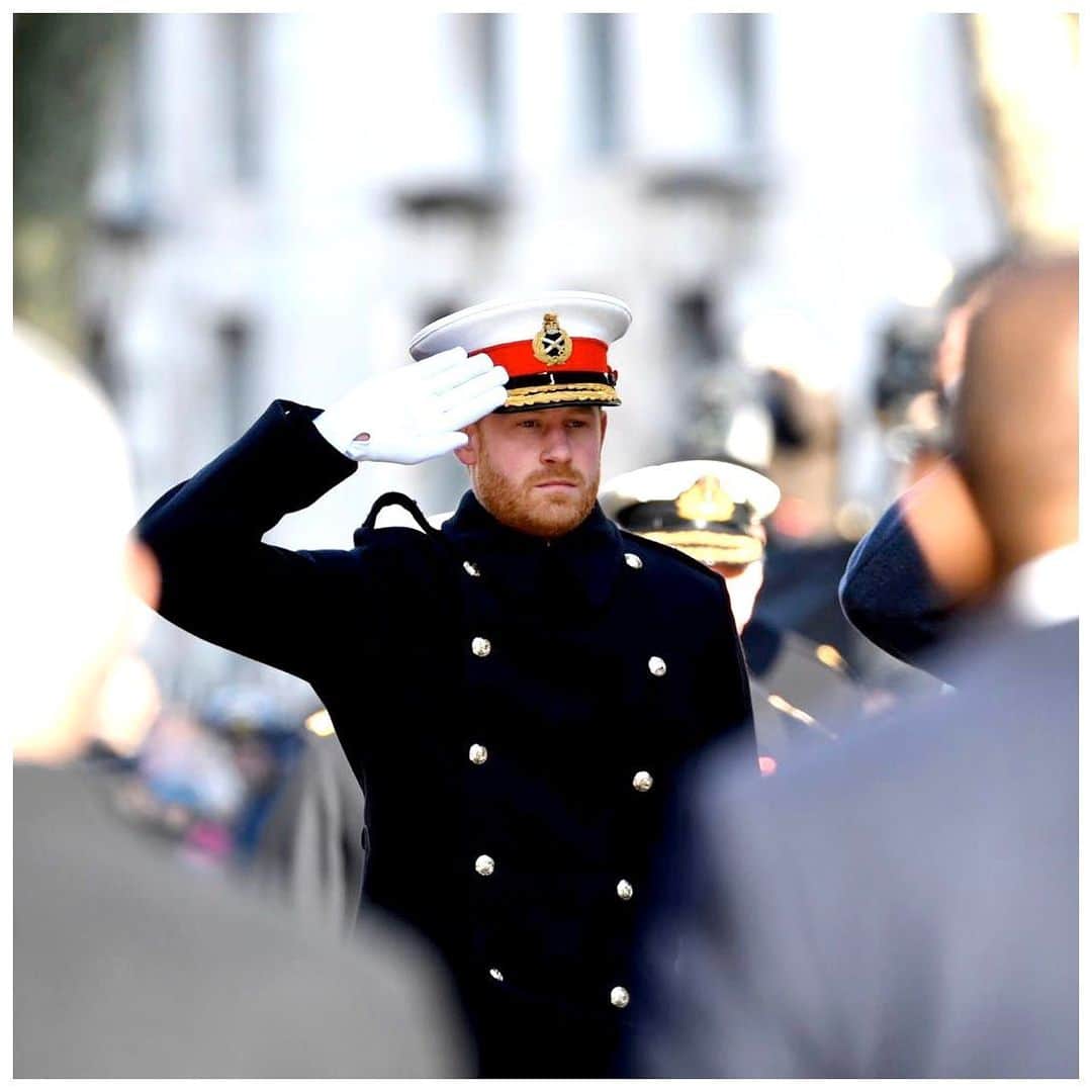 英ヘンリー王子夫妻のインスタグラム：「Today, The Duke and Duchess of Sussex joined Her Majesty The Queen and members of @TheRoyalFamily at the National Service of Remembrance at the Cenotaph to commemorate and honour the men and women who have lost their lives in conflict.  As shared at last night’s Festival of Remembrance, this quote embodies the sacrifice of those that serve: • “When you go home, tell them of us and say, for your tomorrow, we gave our today.” • For more details of this week of Remembrance and their Royal Highness’s recognition for those who serve, please see previous posts.  #WeWillRememberThem #Remembrance  Photo © PA」