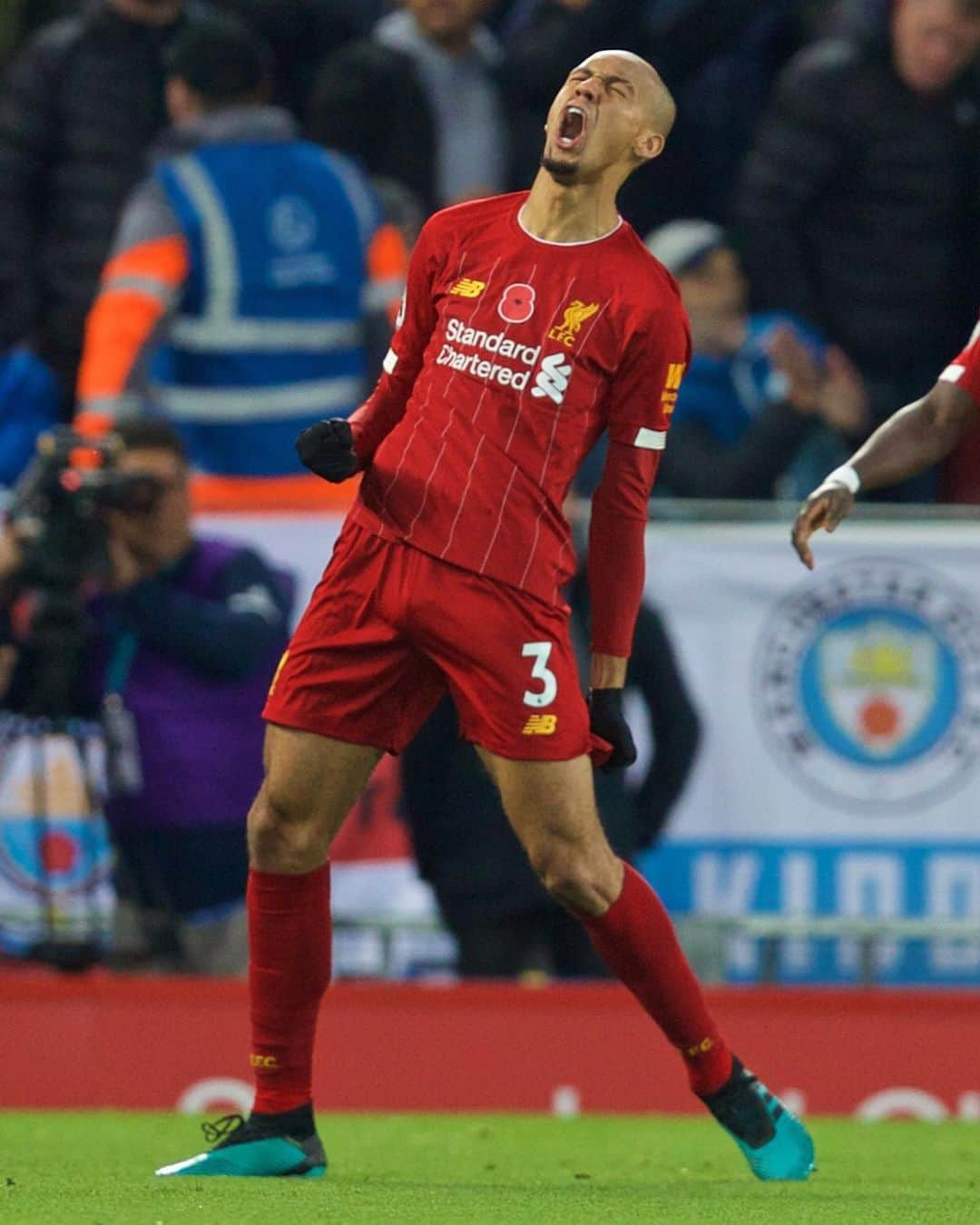 リヴァプールFCさんのインスタグラム写真 - (リヴァプールFCInstagram)「What a strike from this man 👌⚽️ #LFC #LiverpoolFC #Anfield #LIVMCI」11月11日 1時50分 - liverpoolfc