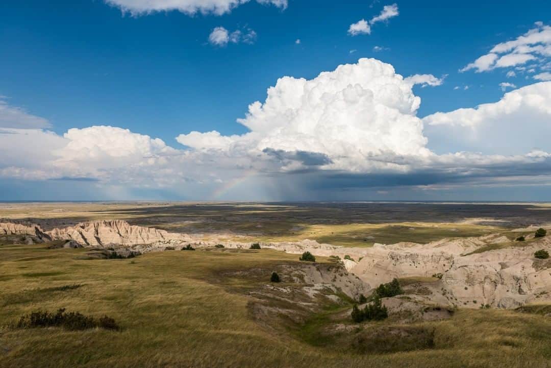 National Geographic Travelさんのインスタグラム写真 - (National Geographic TravelInstagram)「Photo by @michaelclarkphoto | The view from Big Badlands Overlook in Badlands National Park near Wall, South Dakota, is stunning. Imagine a million bison roaming across this vast prairie, which would not have been improbable 150 years ago. Cloud, sky, canyon, and grass make this park a national treasure. #badlands #badlandsnationalpark #southdakota」11月11日 2時06分 - natgeotravel