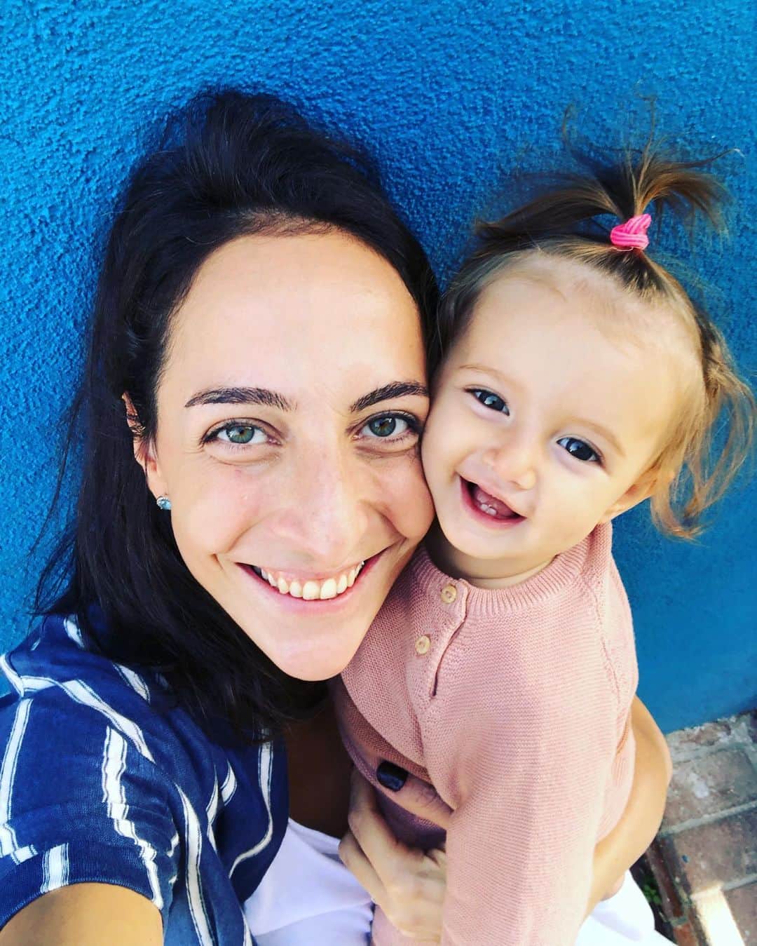ギョズデ・ソンスルマのインスタグラム：「Ömürlük arkadaşım... Can yoldaşım... Kızım... 🙏🏻💙🧿」