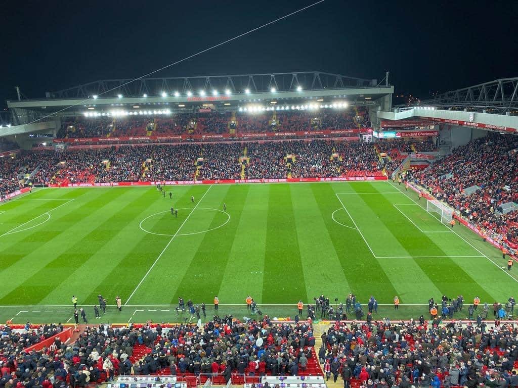 ロベール・ピレスのインスタグラム：「Half time at Anfield @canalplus」