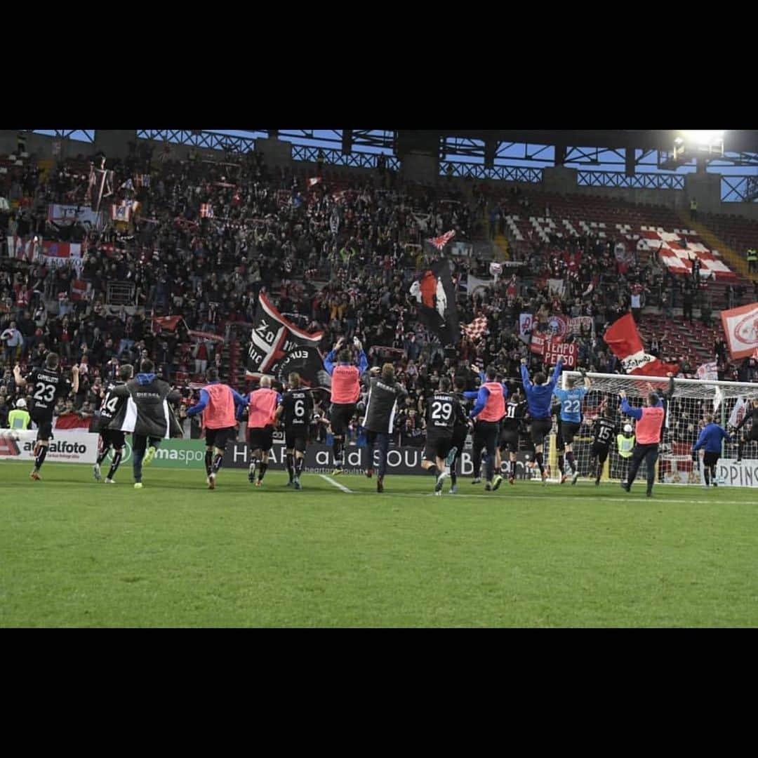 ルカ・リゴーニさんのインスタグラム写真 - (ルカ・リゴーニInstagram)「➕3️⃣ Complimenti a tutti @lrvicenza 👏🏻👏🏻⚽️ @armarachid @simoguerra_17 #cinelli Grazie a tutta la nostra gente ⚪️🔴 Andiamo per la nostra strada🔜 ———————————————————- #triestinavicenza #lanerossivicenza」11月11日 2時28分 - rigoni_luca