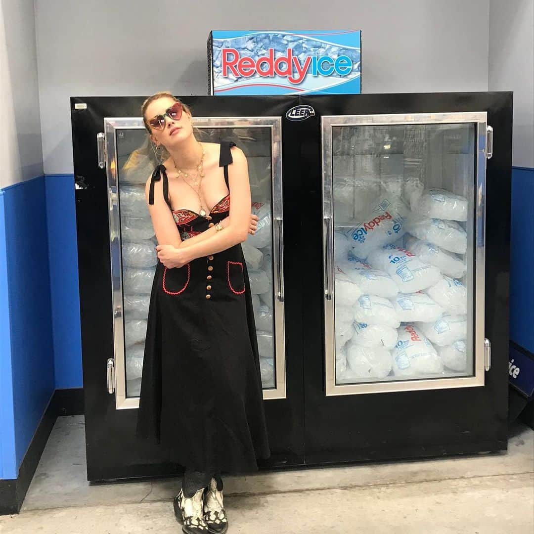 アンバー・ハードさんのインスタグラム写真 - (アンバー・ハードInstagram)「Nah it’s not a sponsored post, just trying to keep it chill」11月11日 2時37分 - amberheard