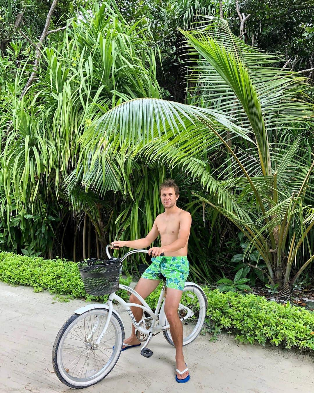 ラドゥ・アルボットさんのインスタグラム写真 - (ラドゥ・アルボットInstagram)「Island Life 🌴 🚲  #island #tour #by #bicycle」11月11日 2時46分 - radu.albot11