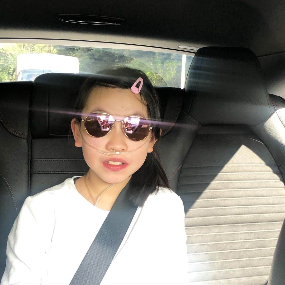 のインスタグラム：「おはようございます。  後ろ振り返ったら、サングラスしてた😎 不意打ちに、笑う… #サングラス女子  #アビエーター #トムクルーズかい #笑いの神 #あなたを見てる方が笑える  #milka」