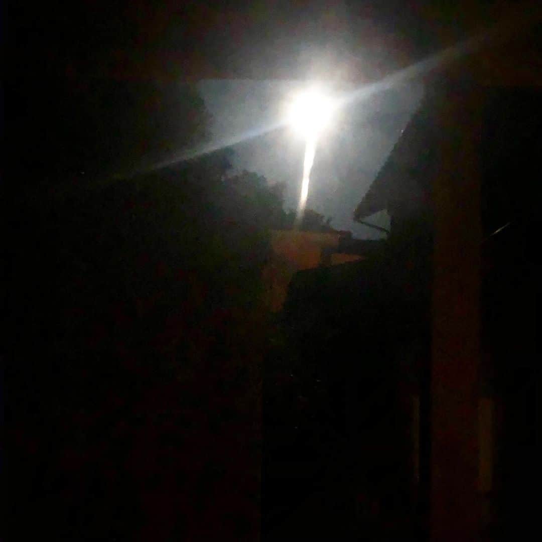 ひうらさとるのインスタグラム：「The full moon , It's so bright👀」