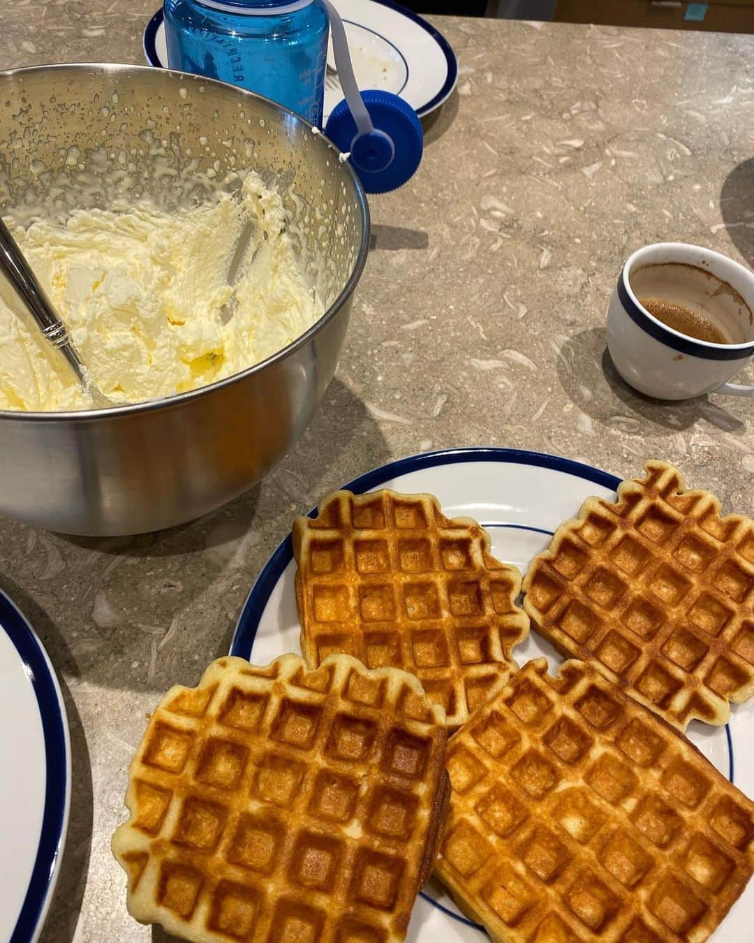 ジェフ・ベゾスのインスタグラム：「One word: waffles. Joy of Cooking recipe except also fold whipped egg whites into the batter. Made them only for the kids, of course. Ok, maybe I had a couple too.」